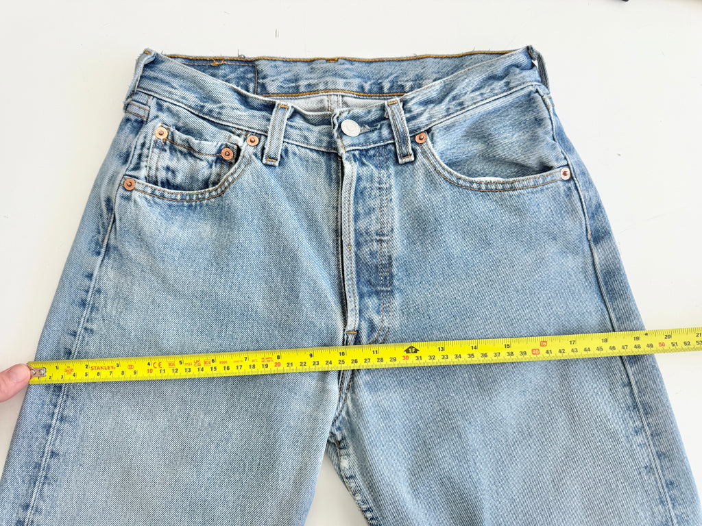 W25 L30 vintage Levis 501 25” light medium blue Levi’s 501s