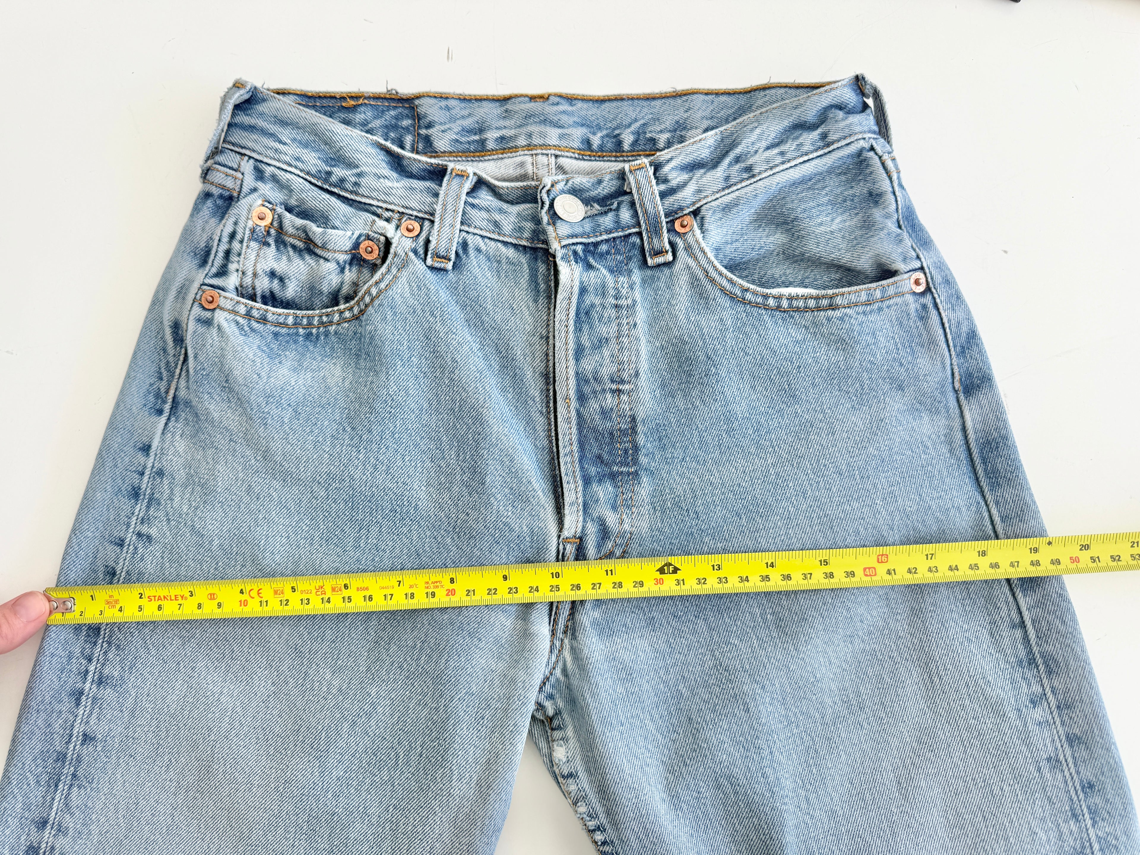 W25 L30 vintage Levis 501 25” light medium blue Levi’s 501s