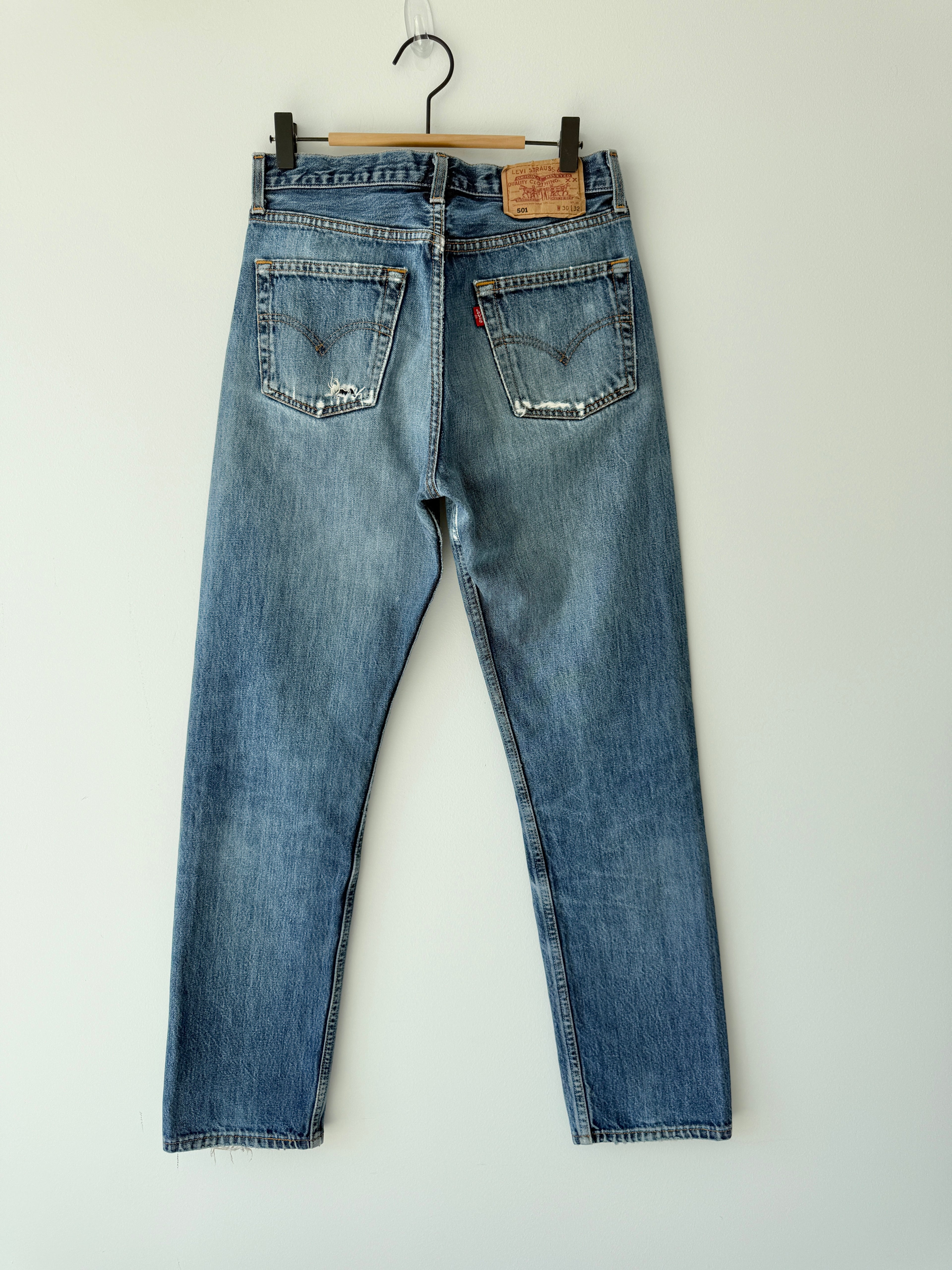 Soft W28 L31 vintage Levis 501 27/28” measured waist faded dark blue 501s 90s denim