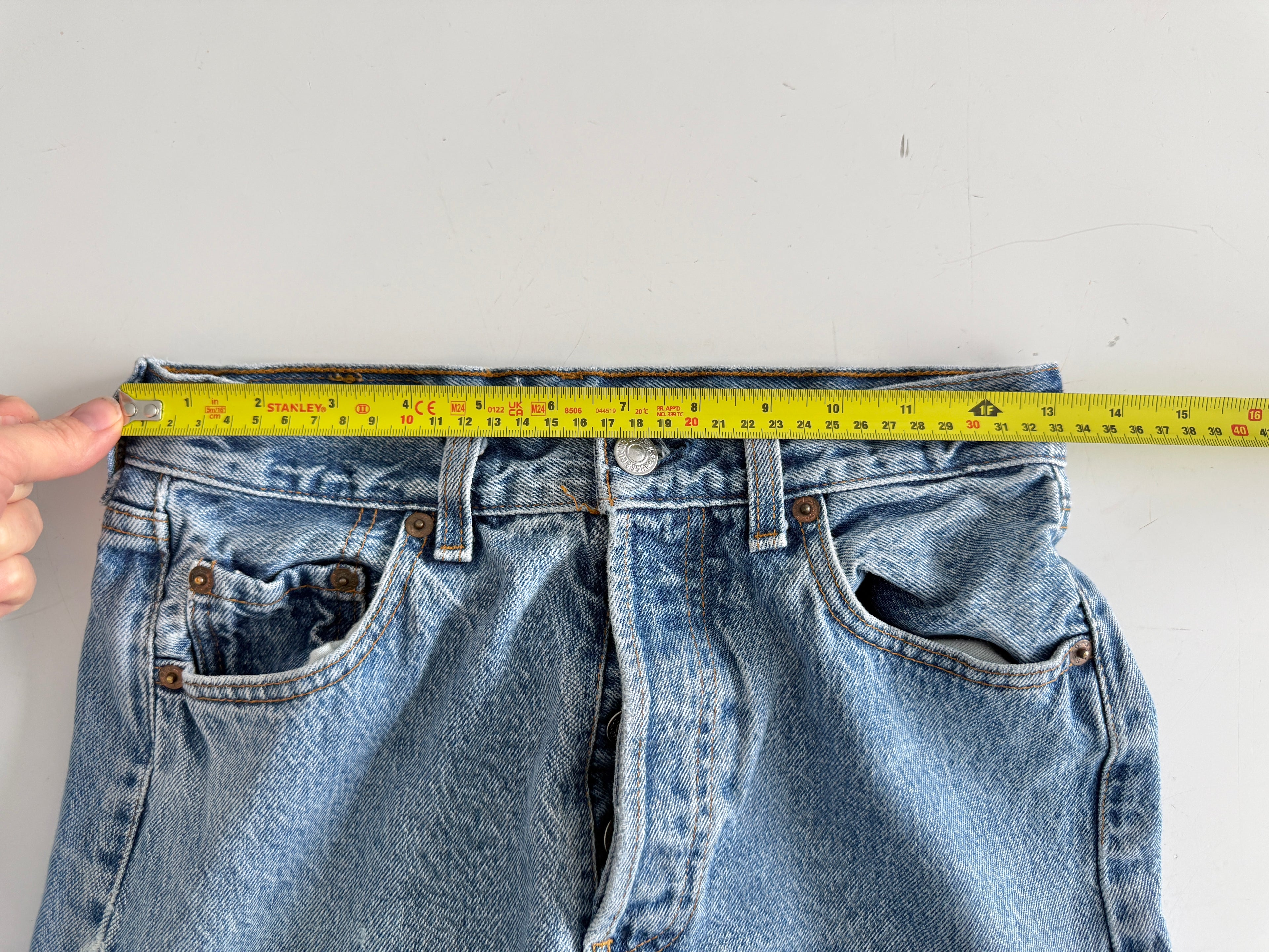 W25 L32 vintage Levis 501 25” measured waist blue 501s made in 80s