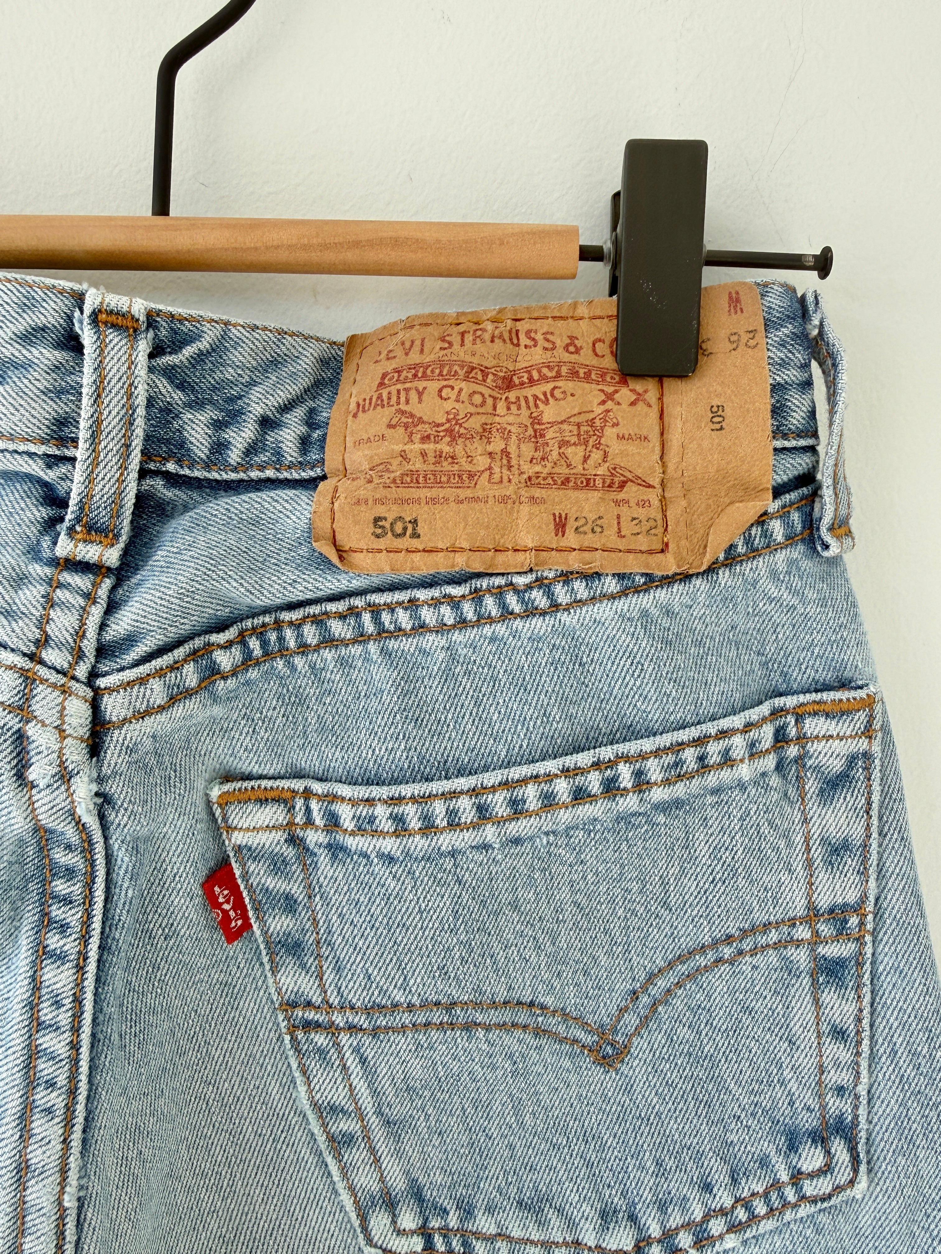W25 L31 vintage Levis 501 24/25” measured waist light blue 90s 501s