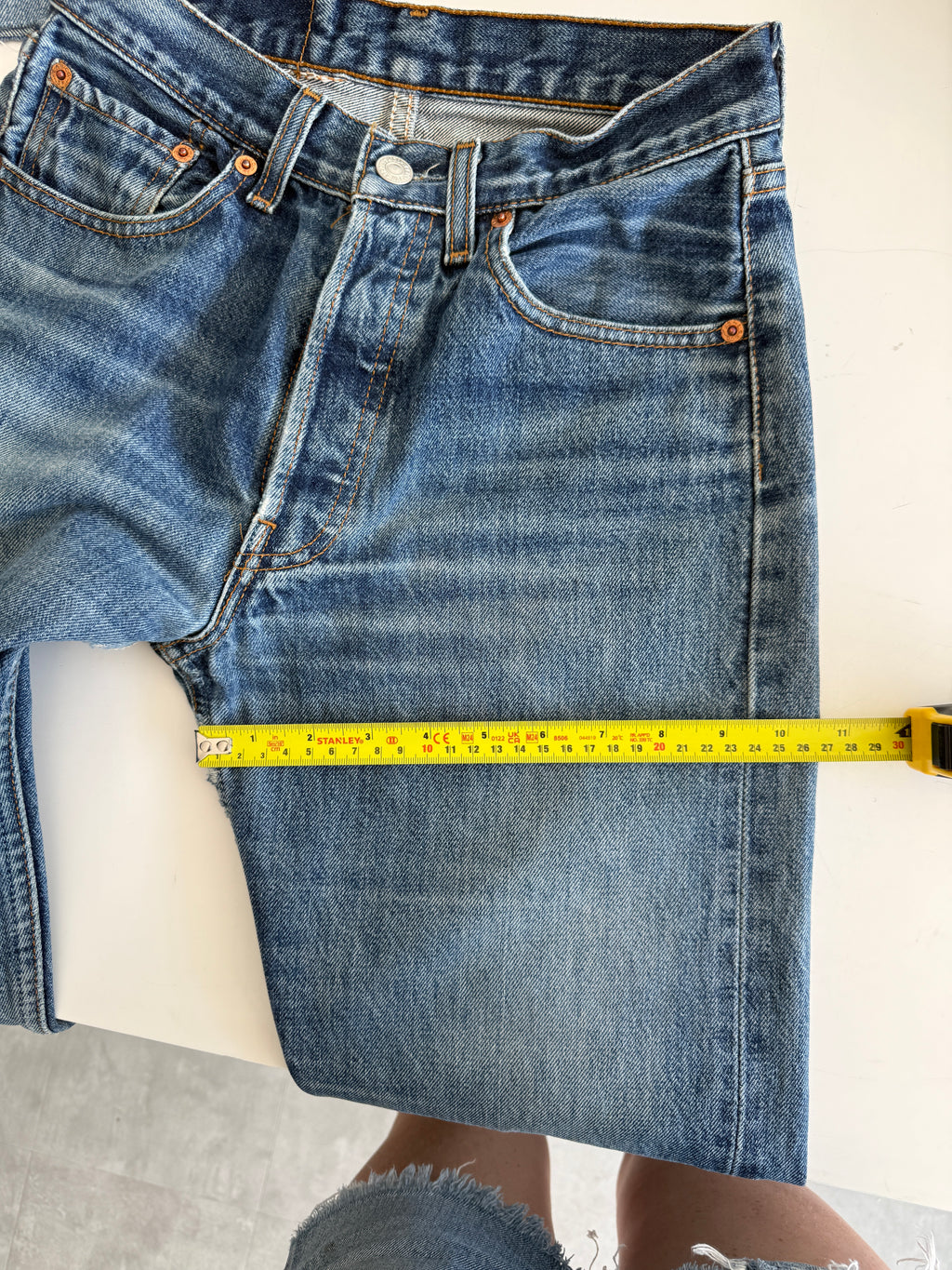 W25 L29 vintage Levis 501s 24/25” measured dark fade blue 501s