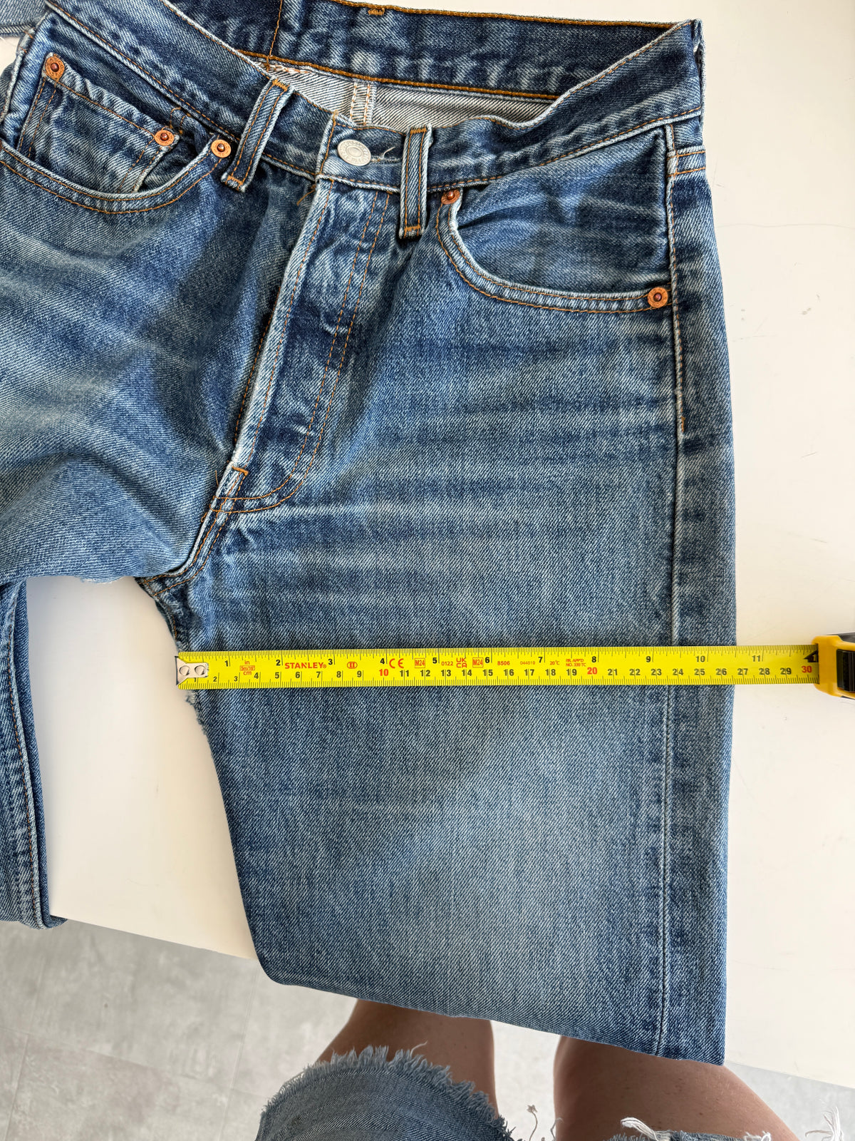 W25 L29 vintage Levis 501s 24/25” measured dark fade blue 501s
