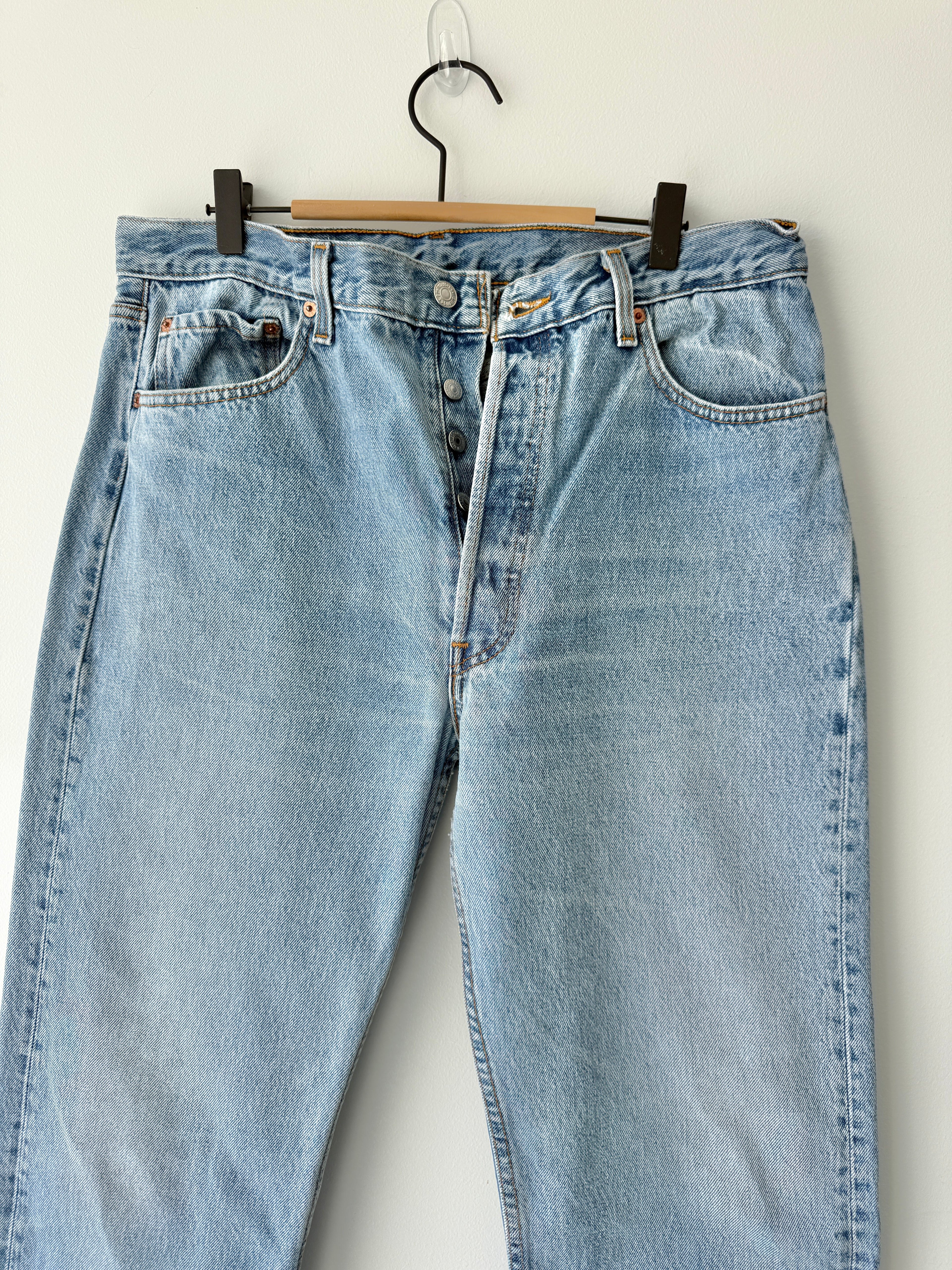 W33 L32 vintage Levis 501 32/33” measured waist medium blue 90s USA  501s