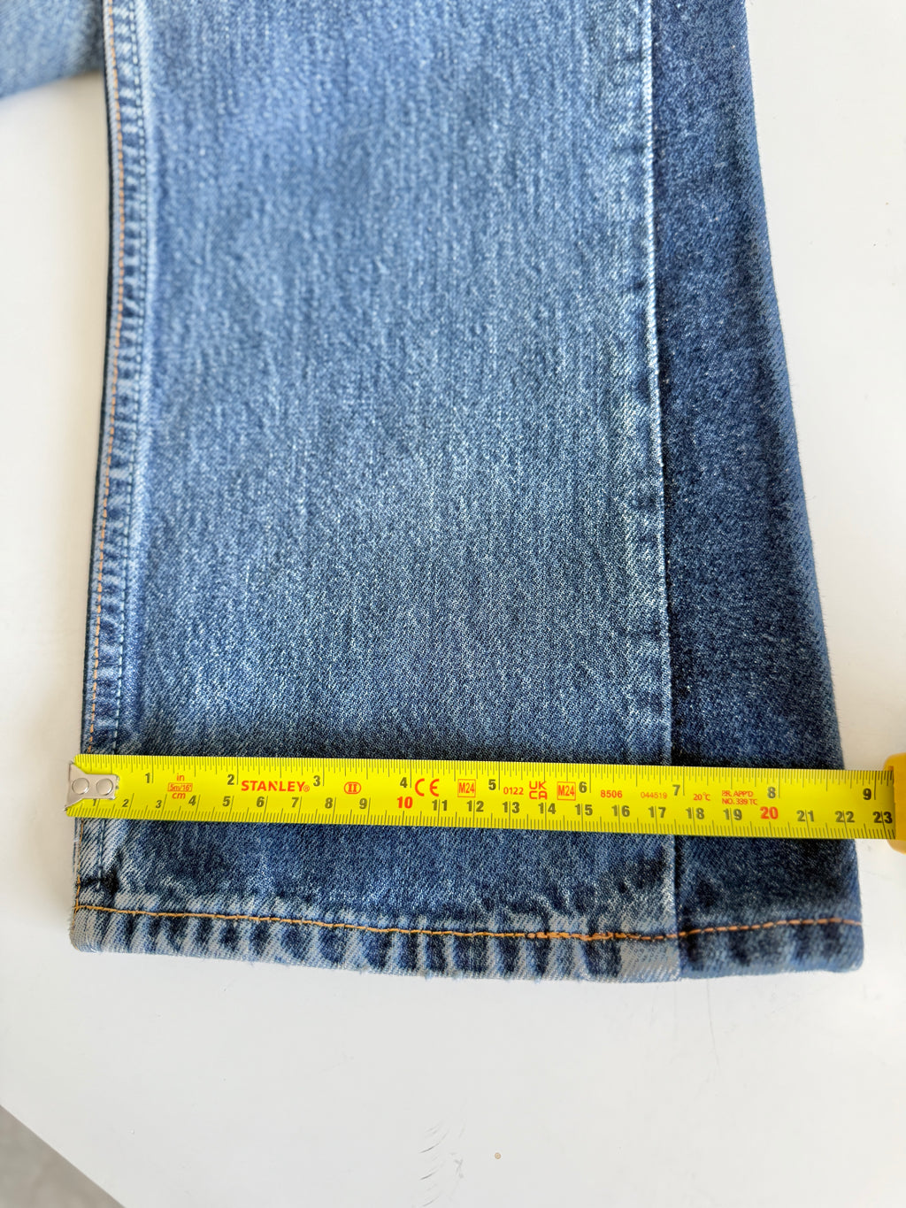 W27 L32 vintage Levis 501 26-27” measured dark blue denim made in 90s flare