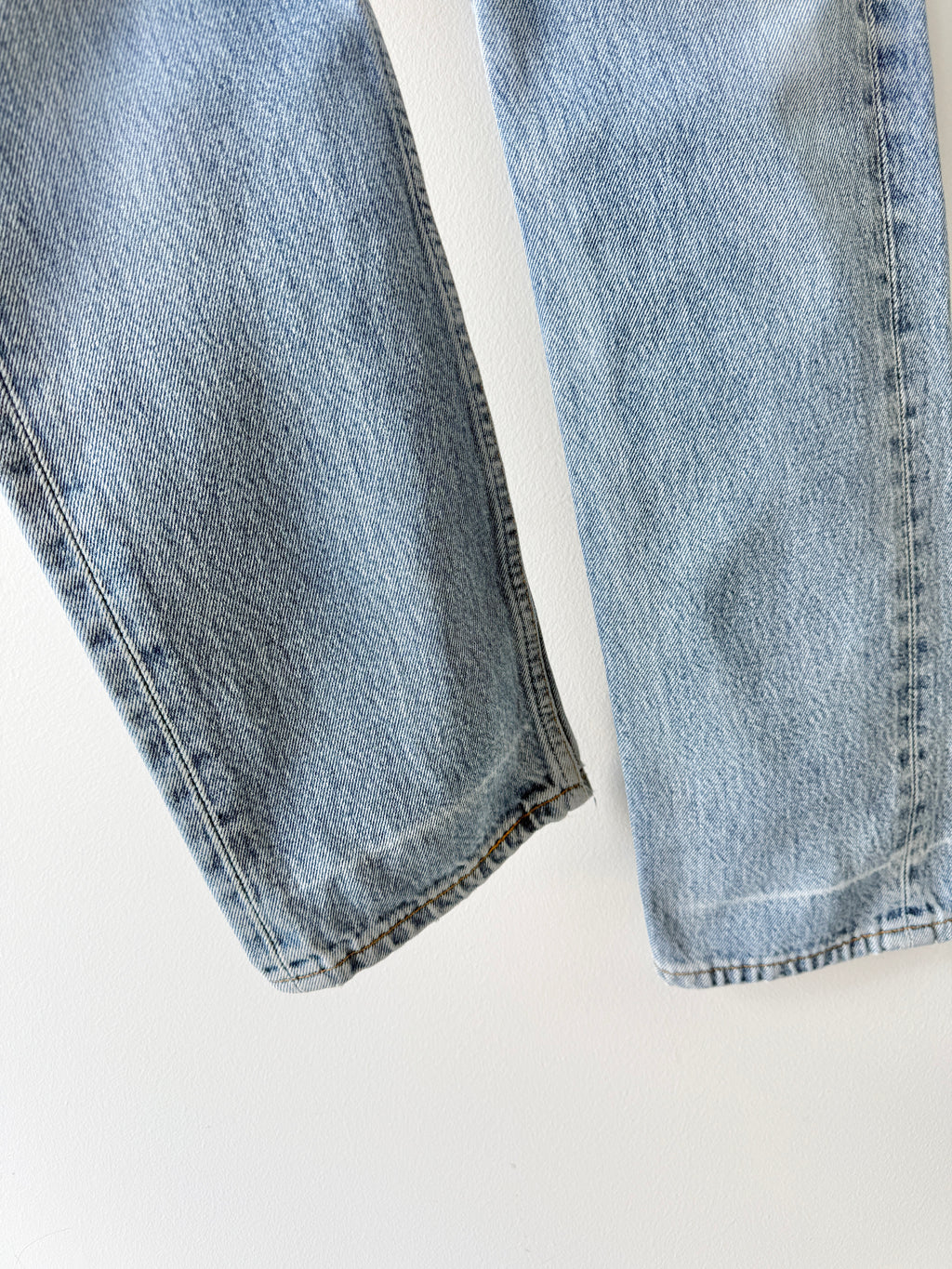 W25 L31 vintage Levis 501 24-25” measured medium light blue faded denim 90s 501s