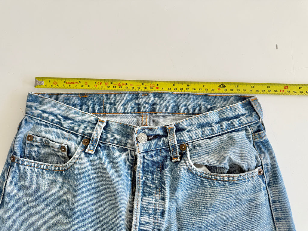 W28 L32 vintage Levis 501 27-28” measured medium faded blue made in 80s