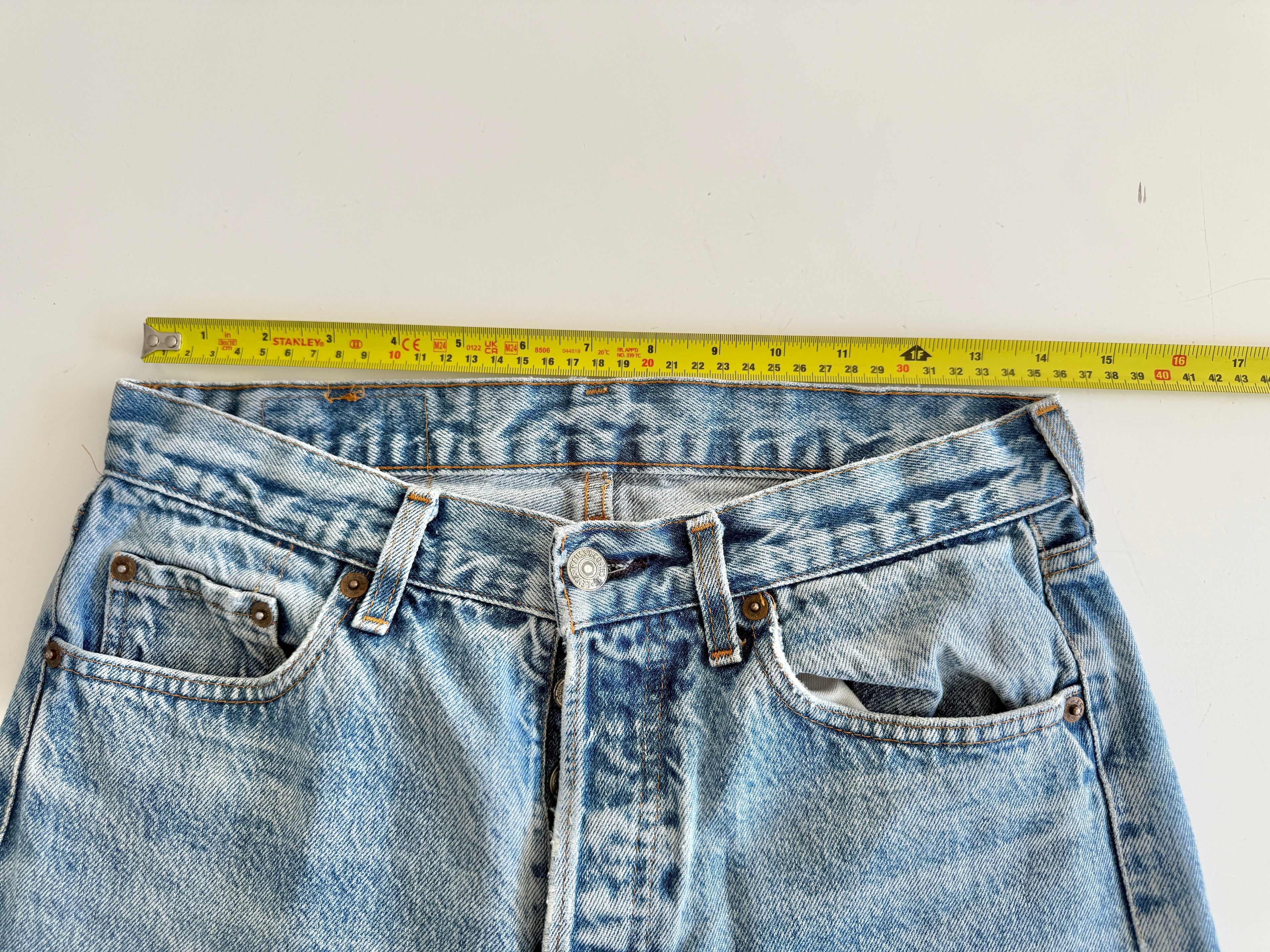 W28 L32 vintage Levis 501 27-28” measured medium faded blue made in 80s