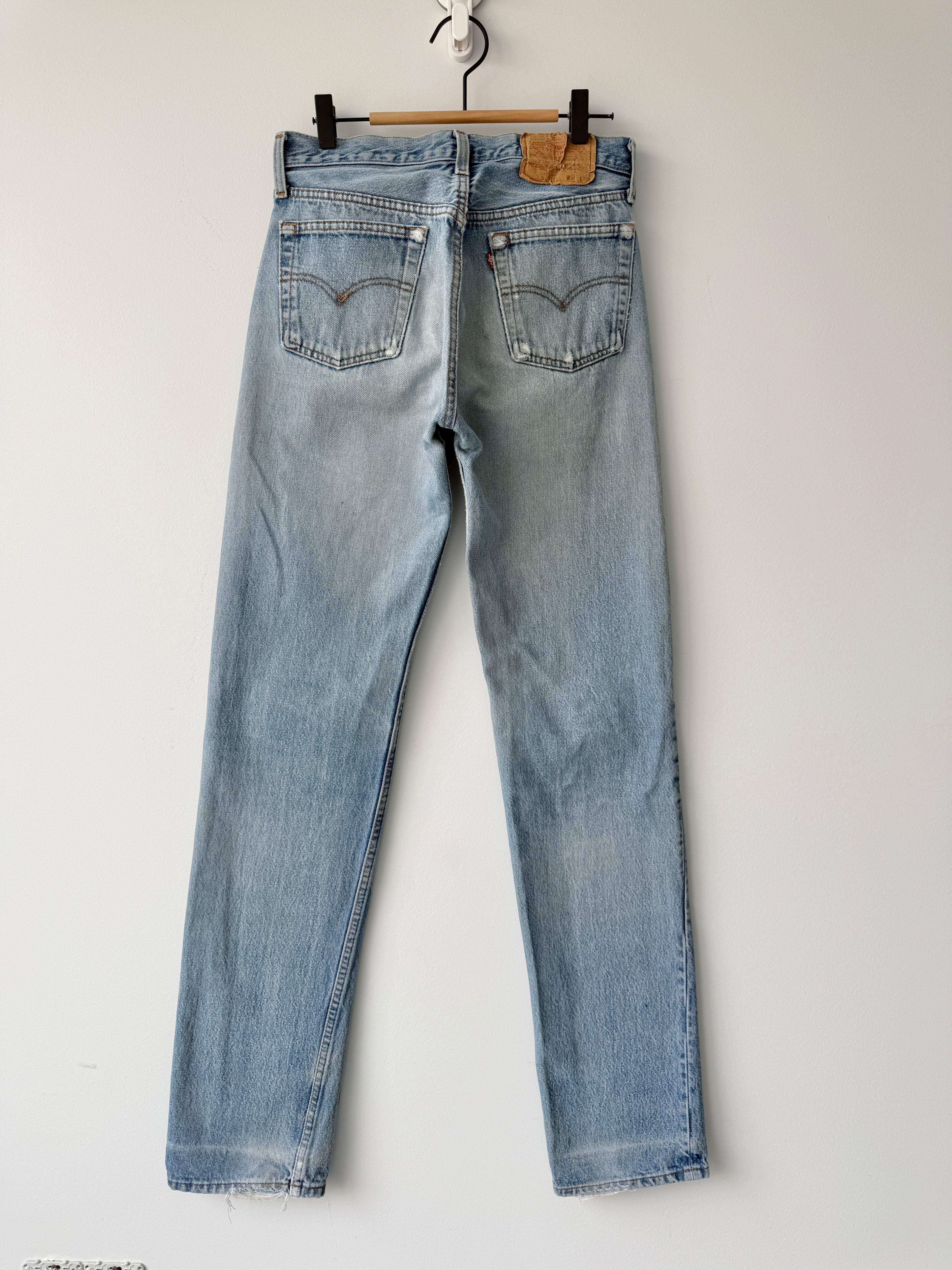 W28 L35 vintage Levis 501 27/28” measured medium light faded blue denim 80s Levi’s 501s