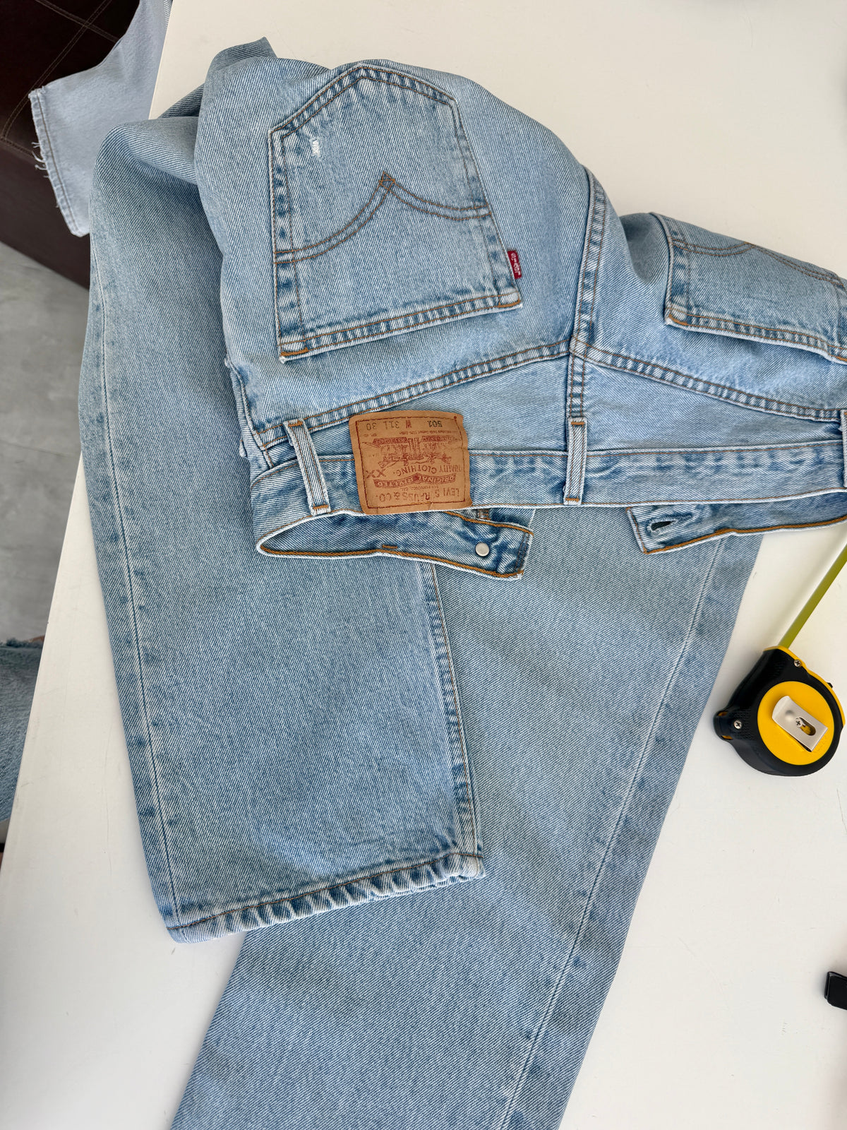 W29 L29 vintage Levis 501s 28/29” measured light blue fade denim 90s 501s