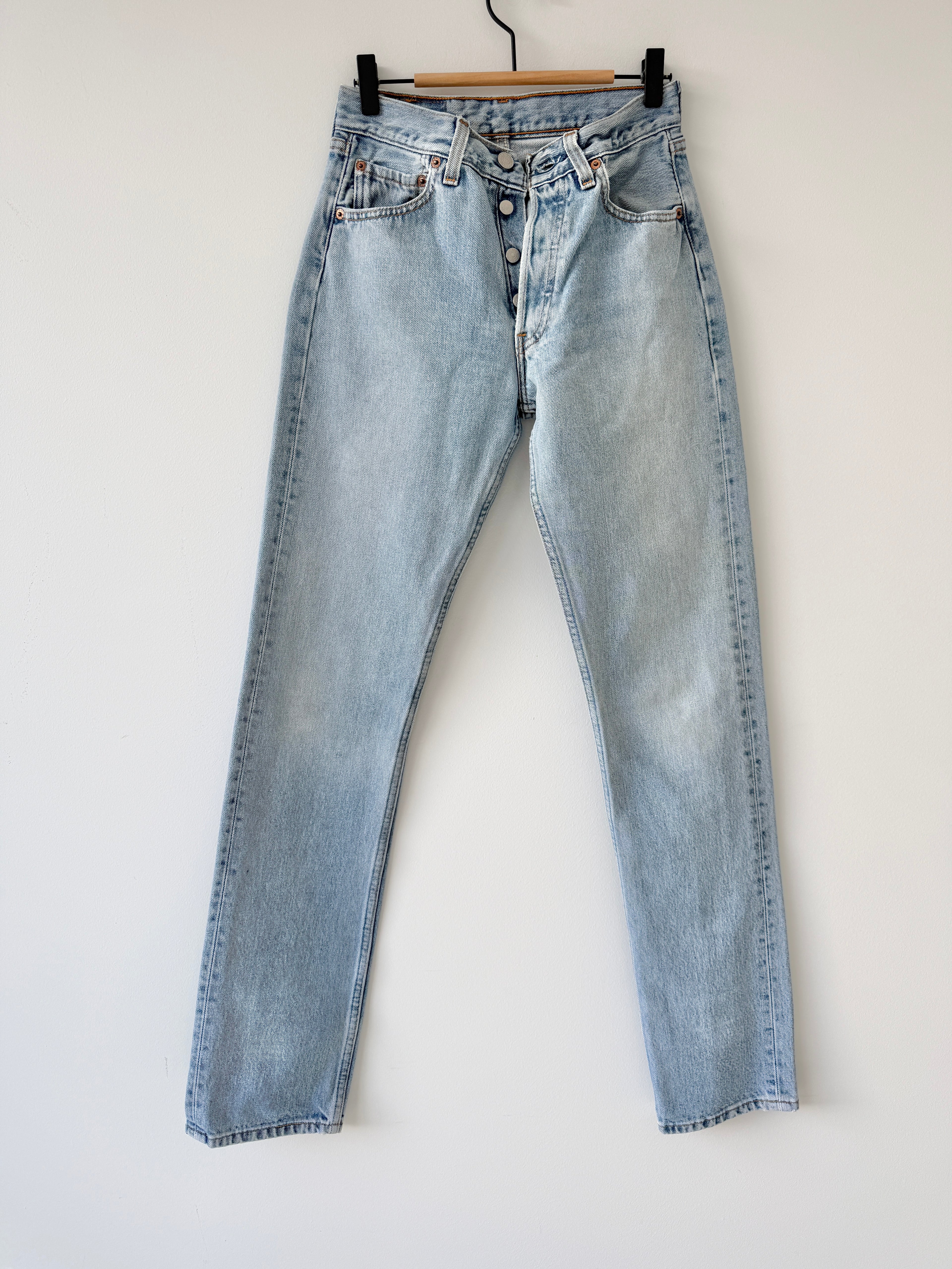 W25 L33 vintage Levis 501s 24/25” medium blue denim Levi’s 501s 90s USA