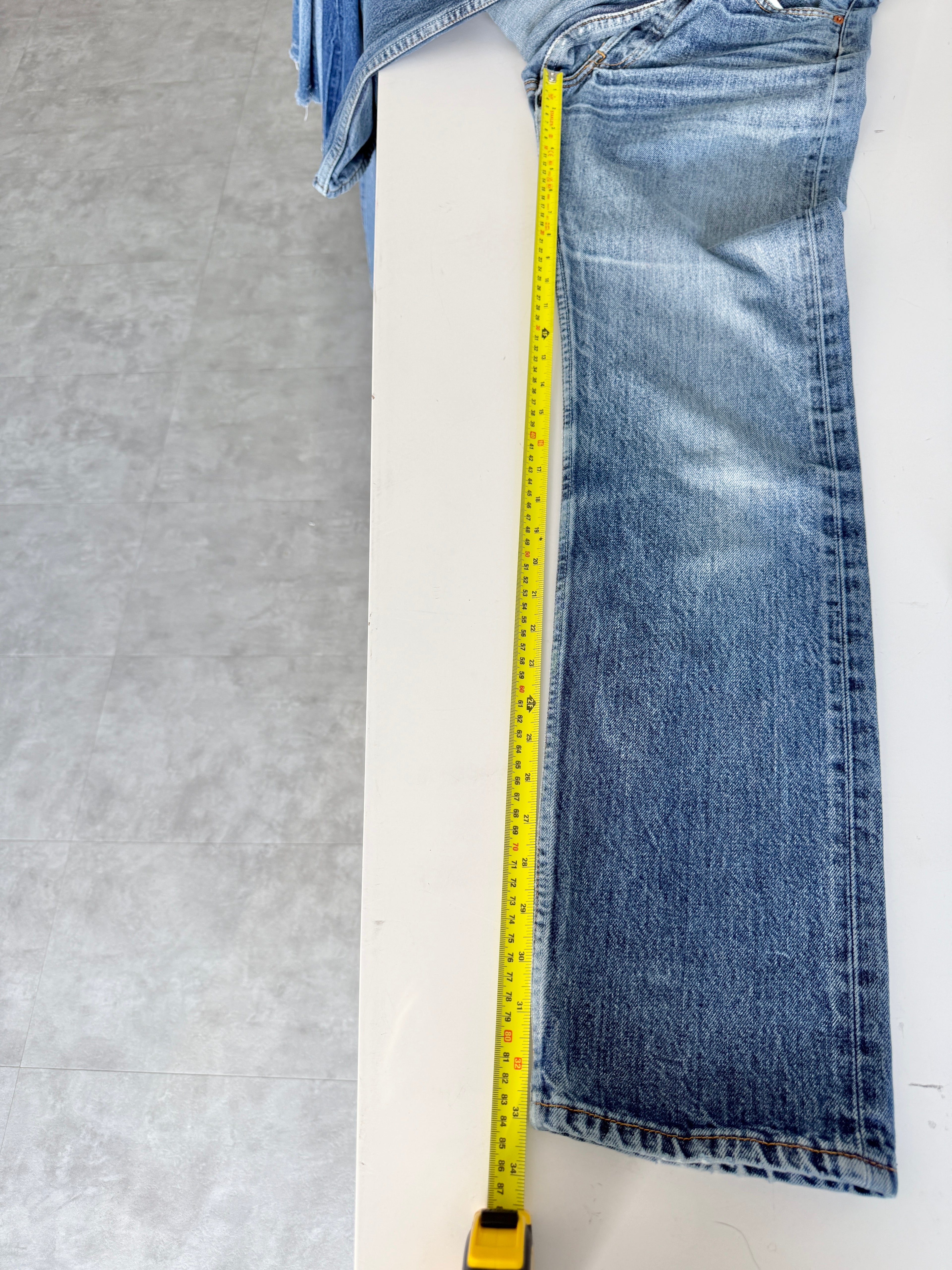 W27 L33 vintage Levis 501 27” measured medium blue denim 90s 501s