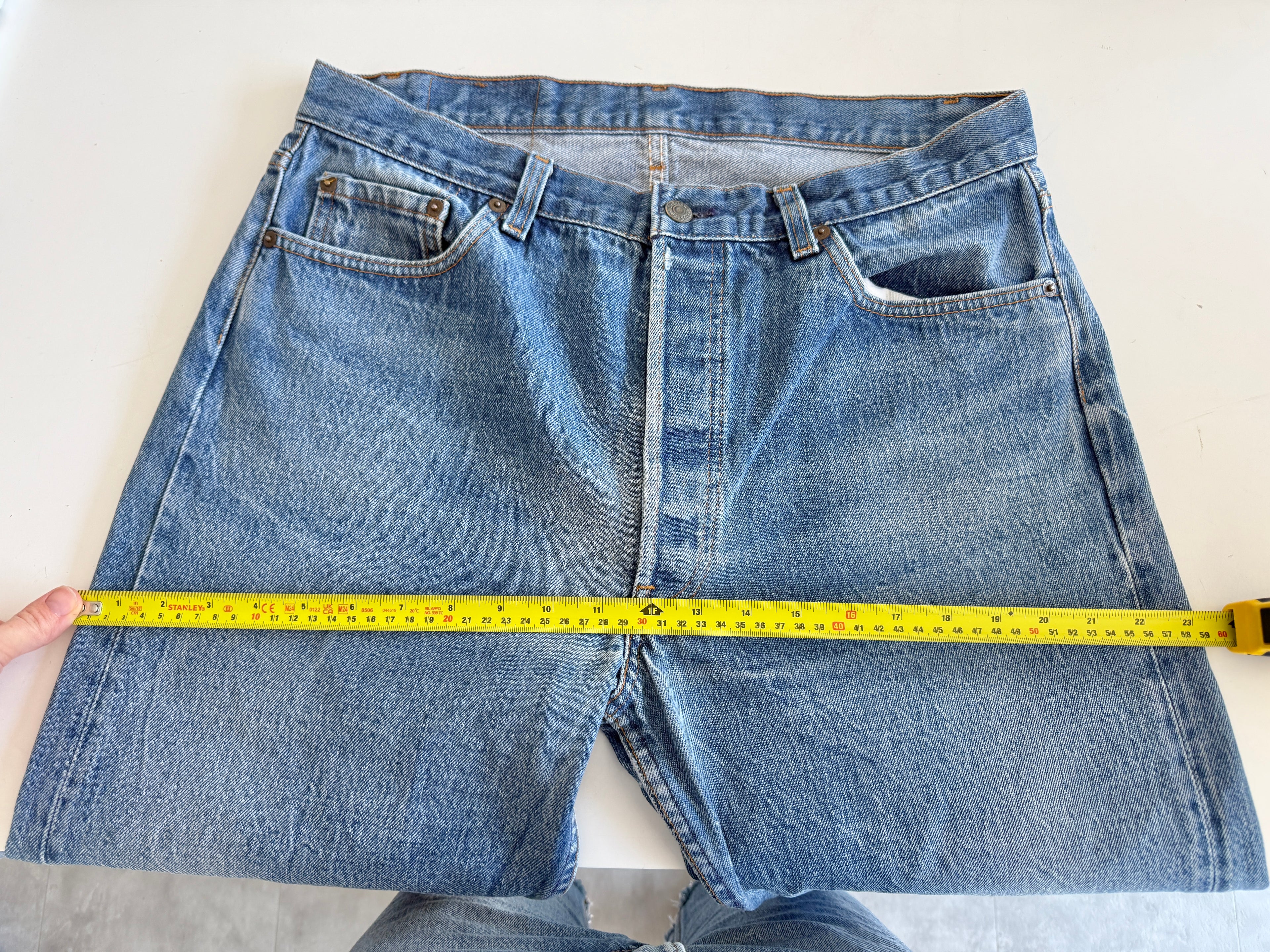 W33 L29 vintage Levis 501 32/33” dark blue faded Levi’s 501s USA 80s