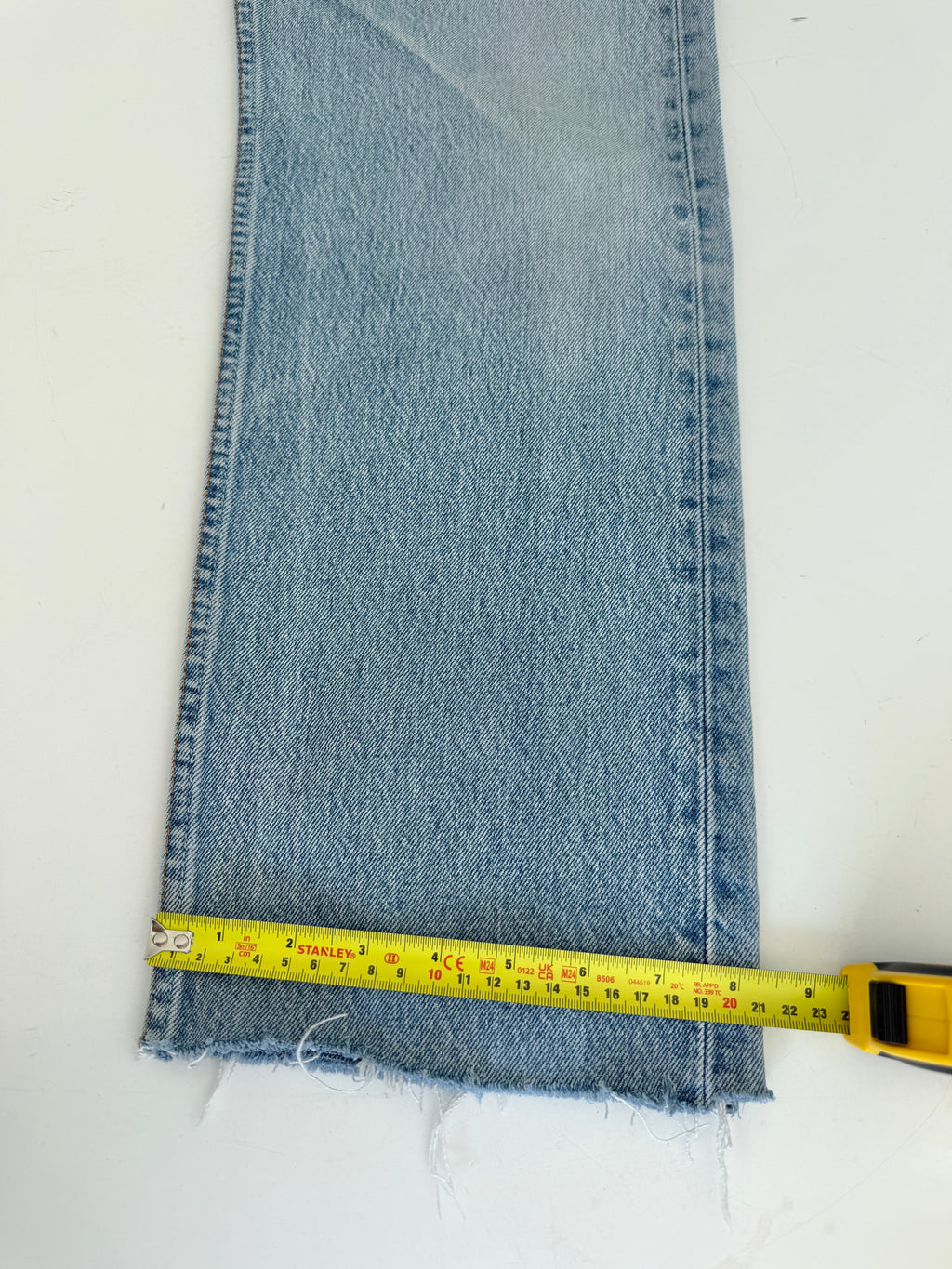 W32 L31 vintage Levis 501s 31/32” measured light medium blue faded 90s 501s