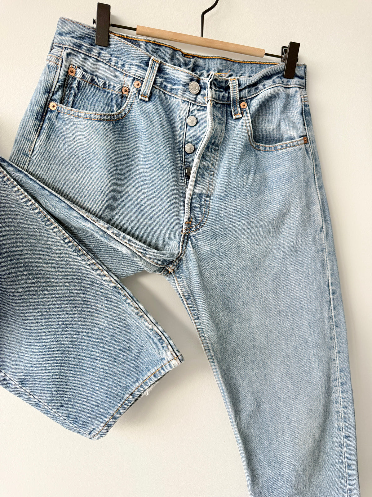 W29 L34 vintage Levis 501s 28/29” measured medium blue faded 90s 501s USA