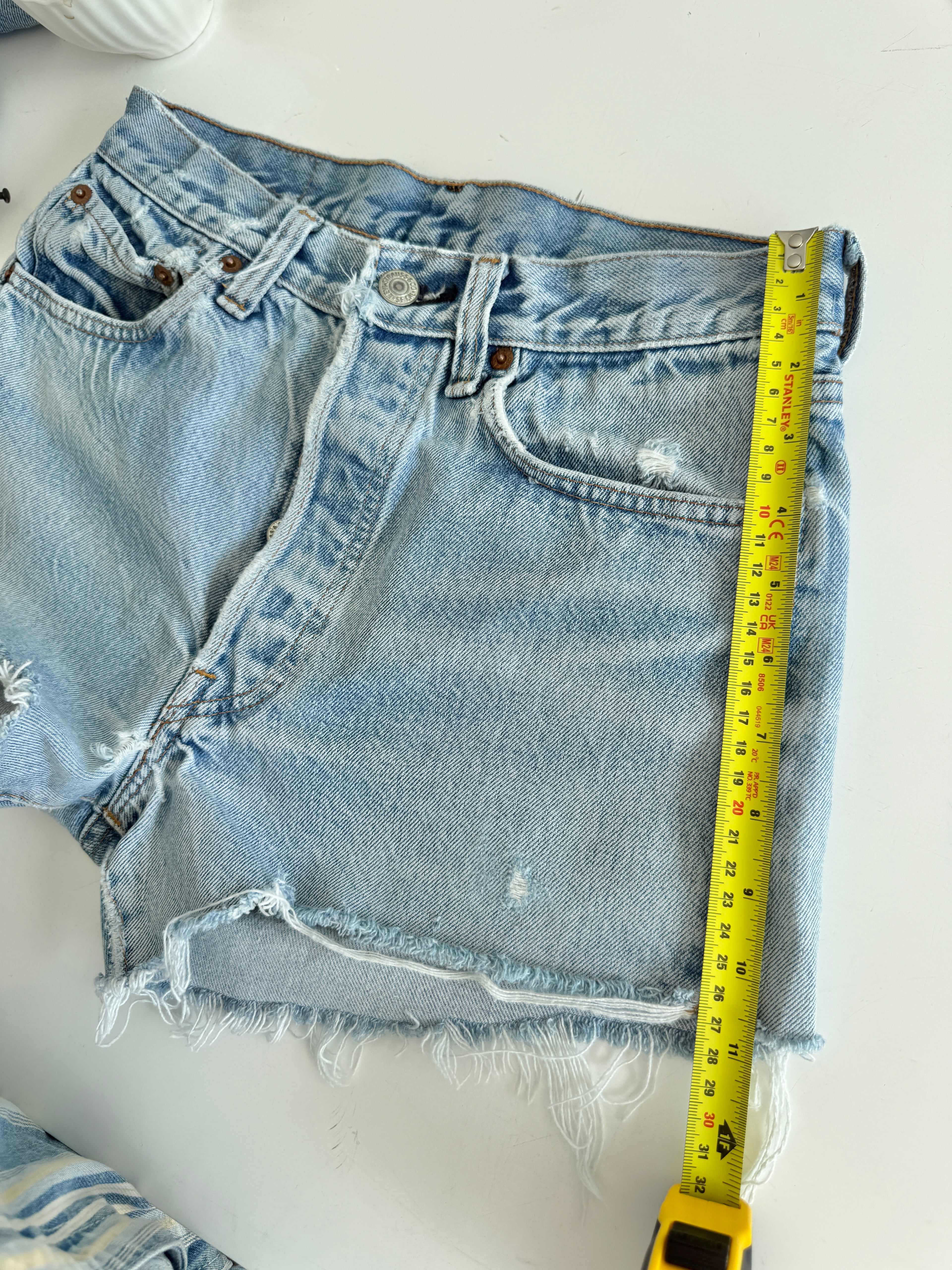 W27 Selvedge vintage Levis 501 26/27” measured waist light faded blue 70s 501s selvedge Levi’s made in USA