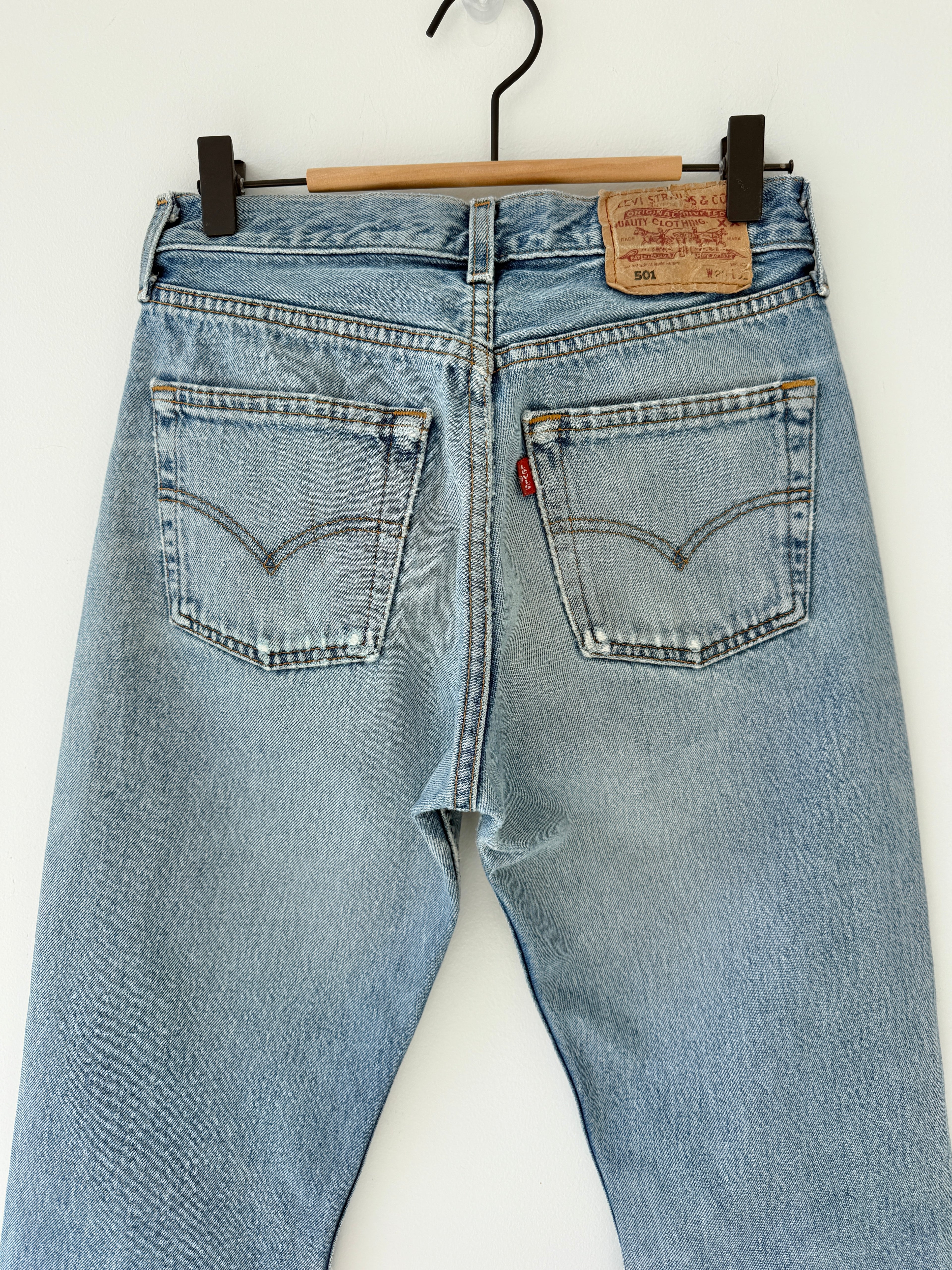 W26 L31 vintage Levis 501 25/26” measured waist medium light blue 501s Y2K denim