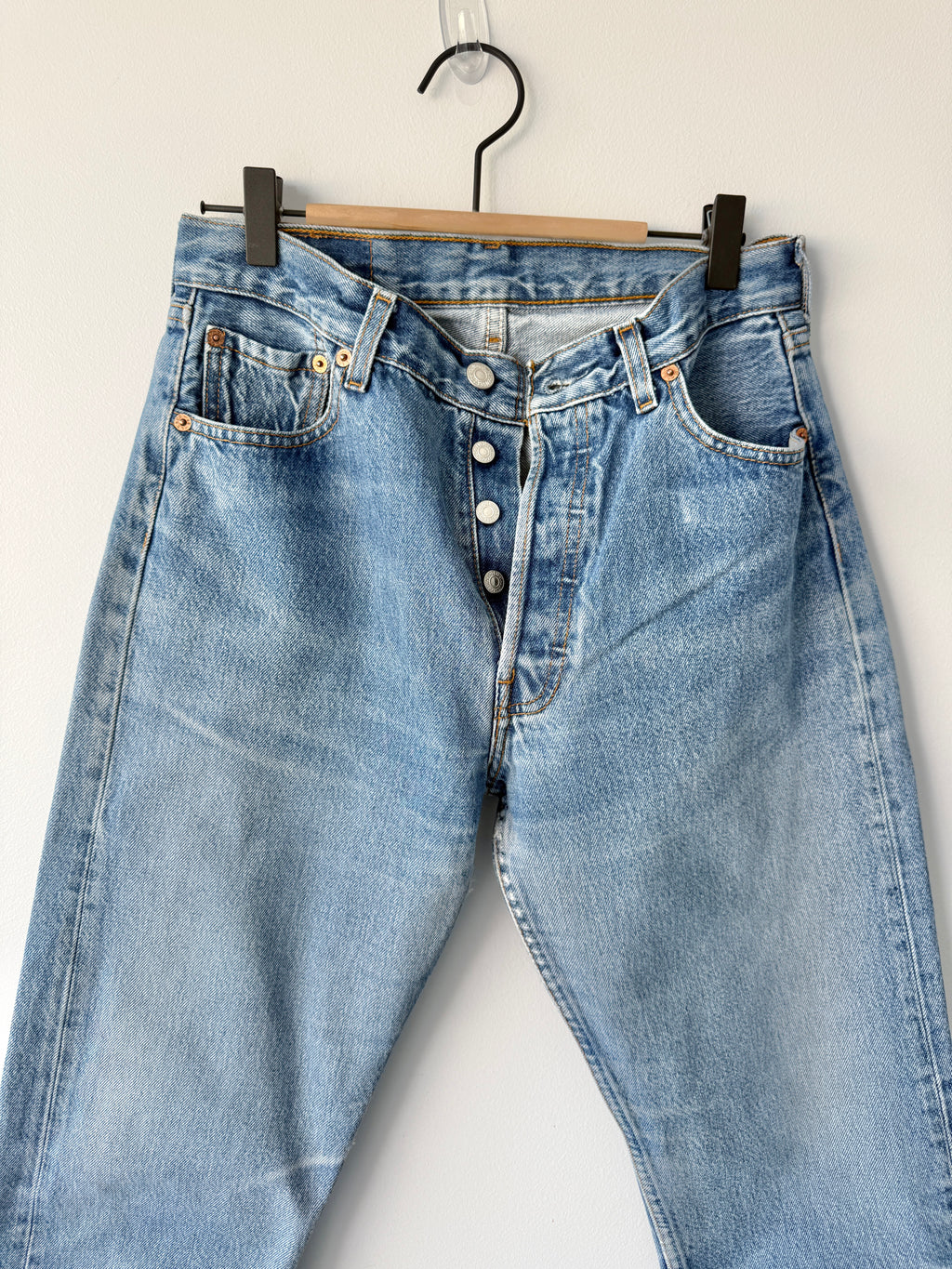 W28 L28 vintage Levis 501 medium blue 26/28” measured waist 501s Y2K