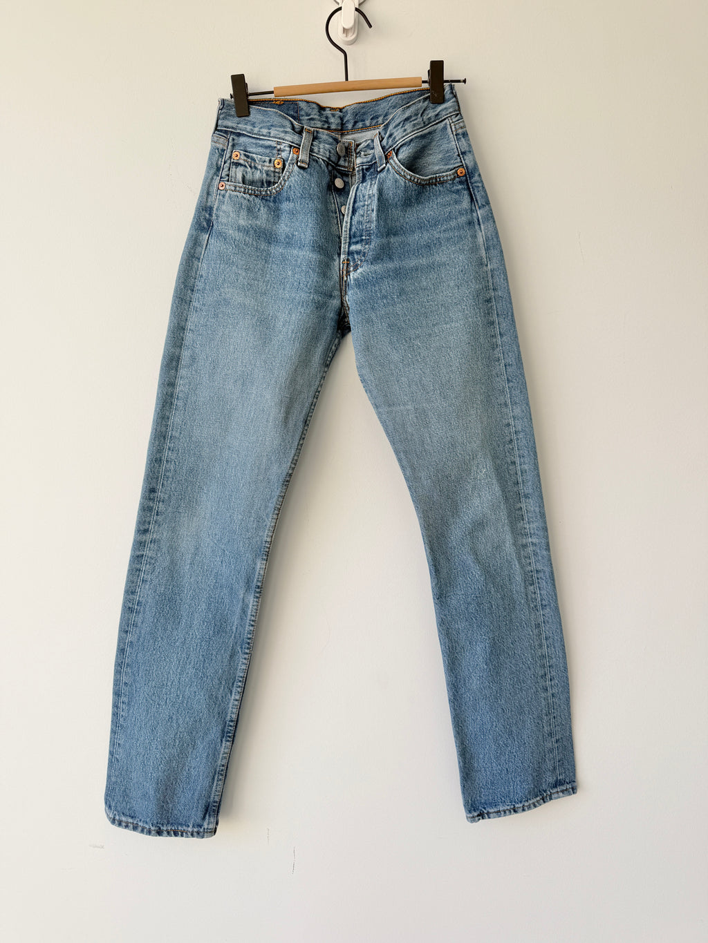 W24 L30 vintage Levis 501 23-24” medium blue 90s Levi’s 501s