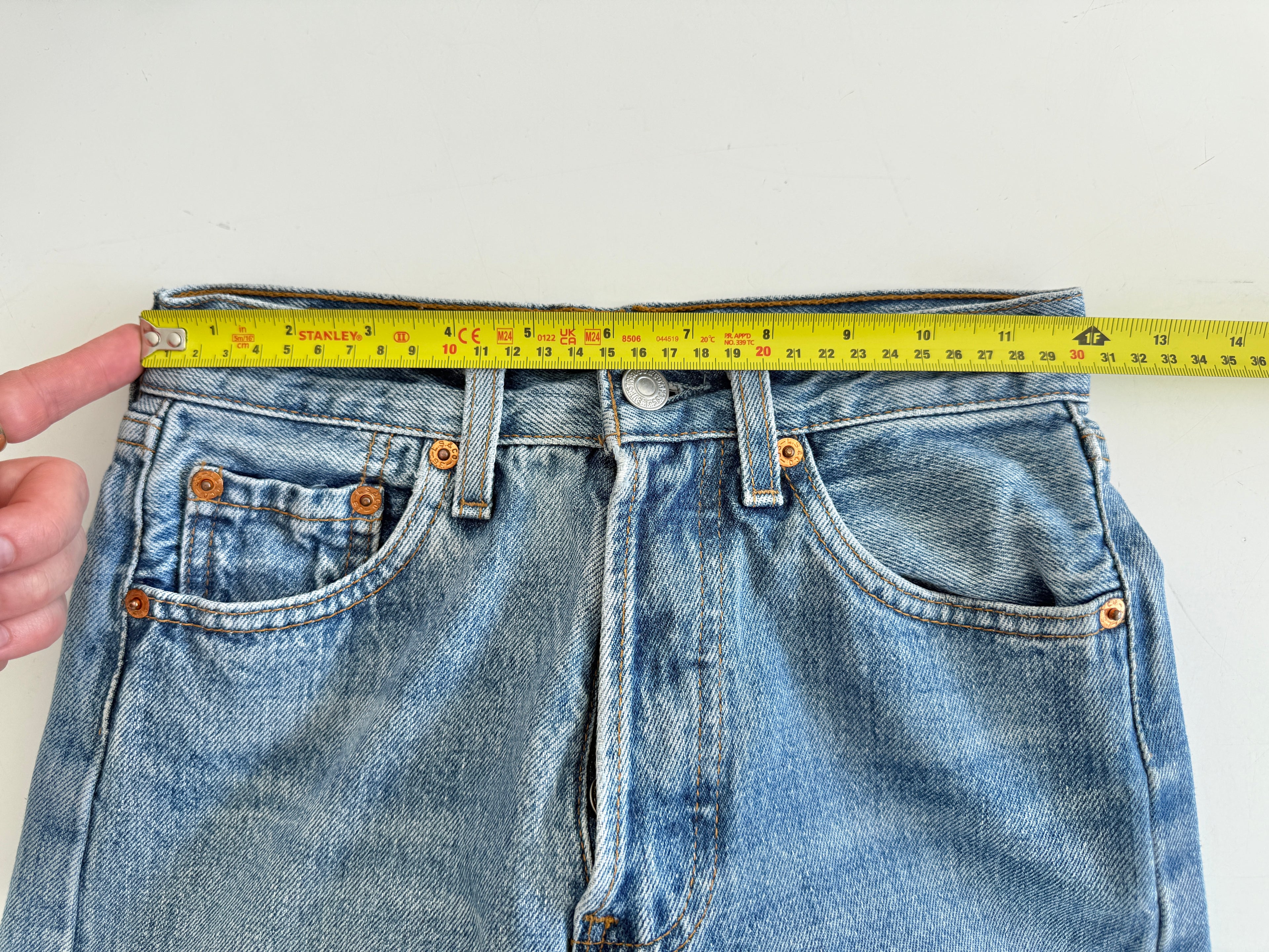 Softer W23 L29 vintage Levis 501 22/23” measured waist medium blue 90s 501s
