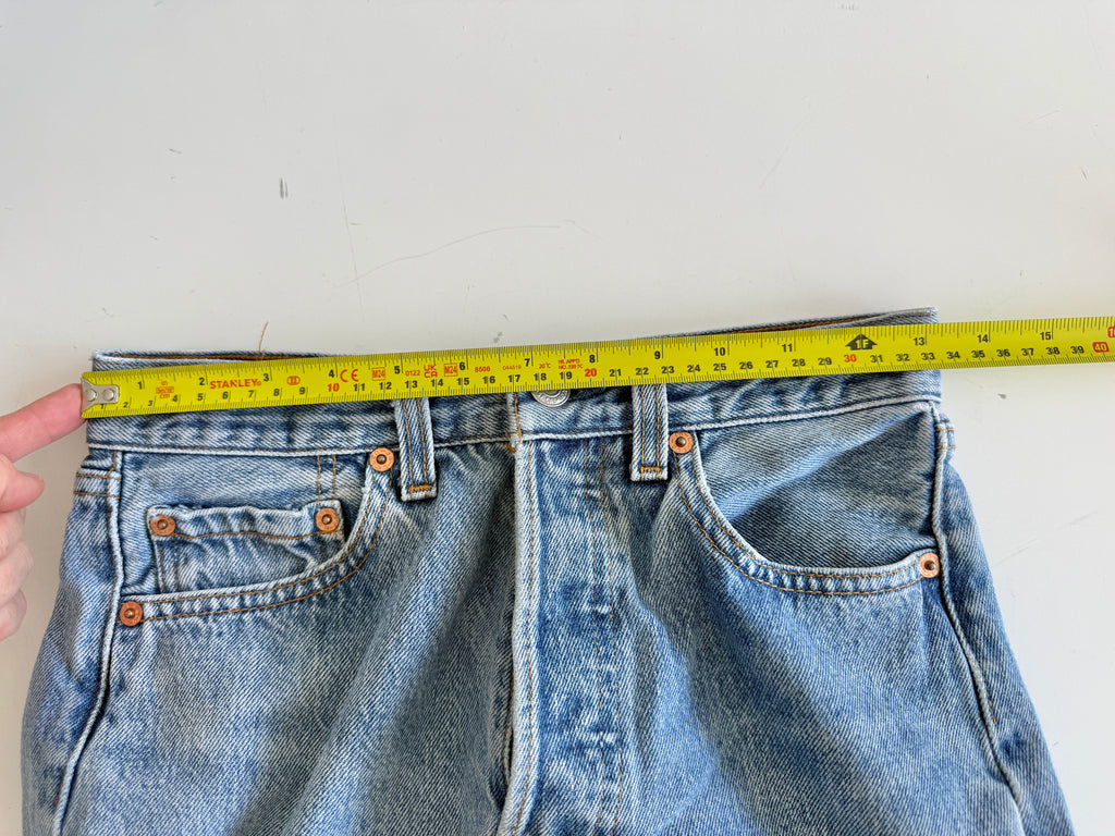 W25 L31 vintage Levis 501 24/25” measured waist medium light blue 501s 90s  USA nl