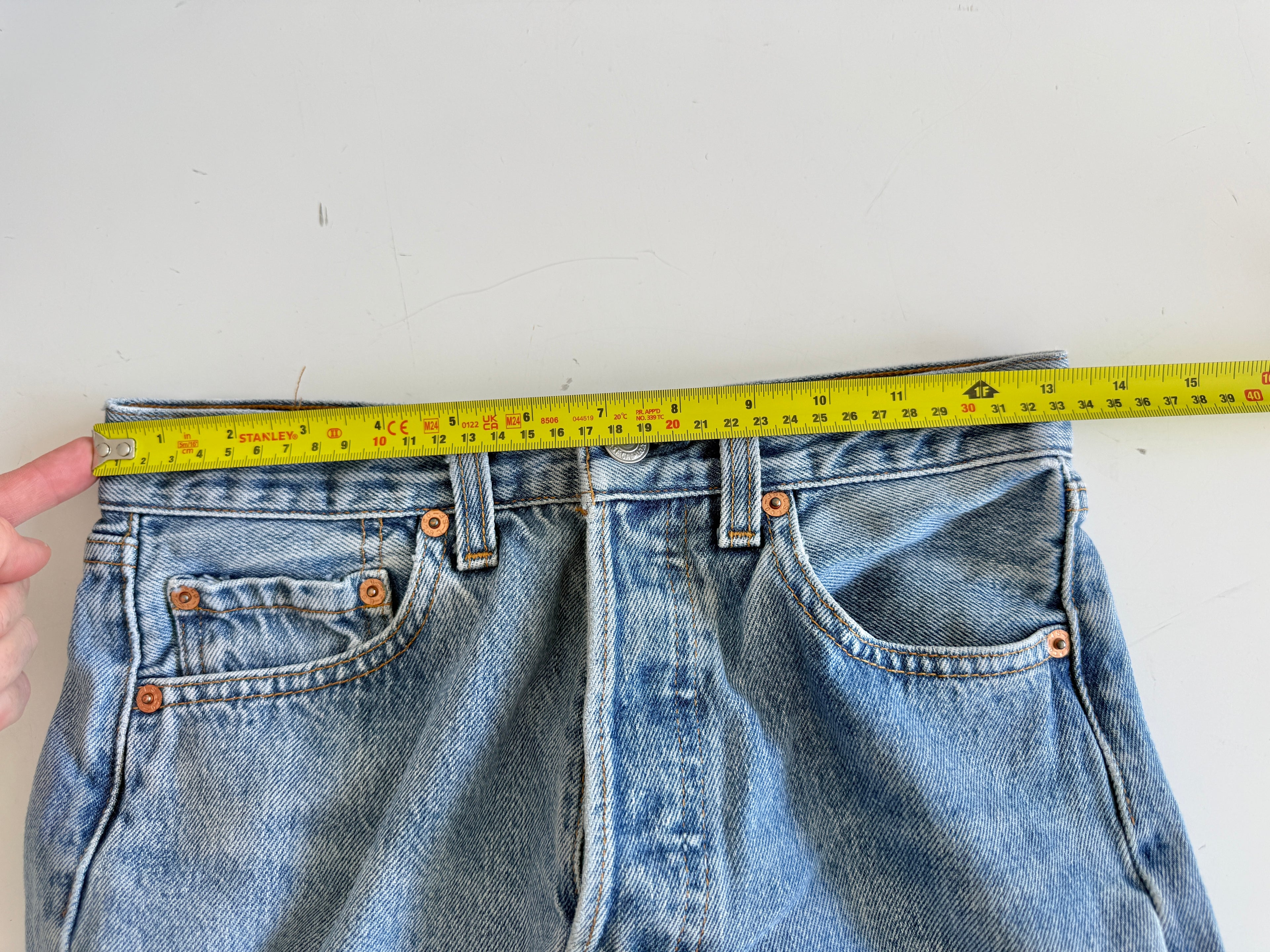 W25 L31 vintage Levis 501 24/25” measured waist medium light blue 501s 90s  USA nl