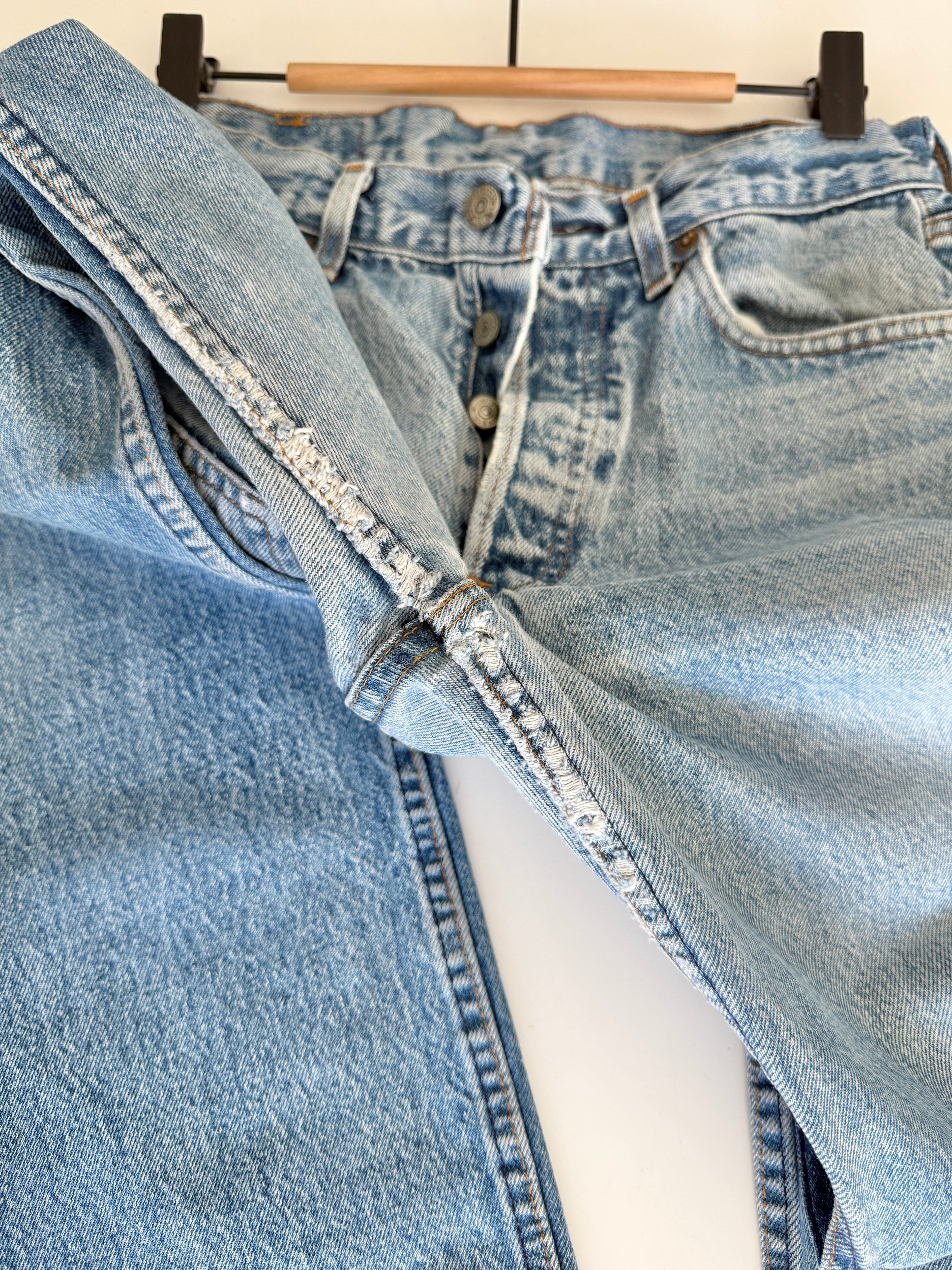 W28 L32 vintage Levis 501 27-28” measured medium faded blue made in 80s