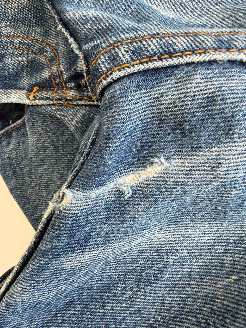 W31 L31 vintage Levis 501 31” measured waist dark blue whiskers Y2K 501s