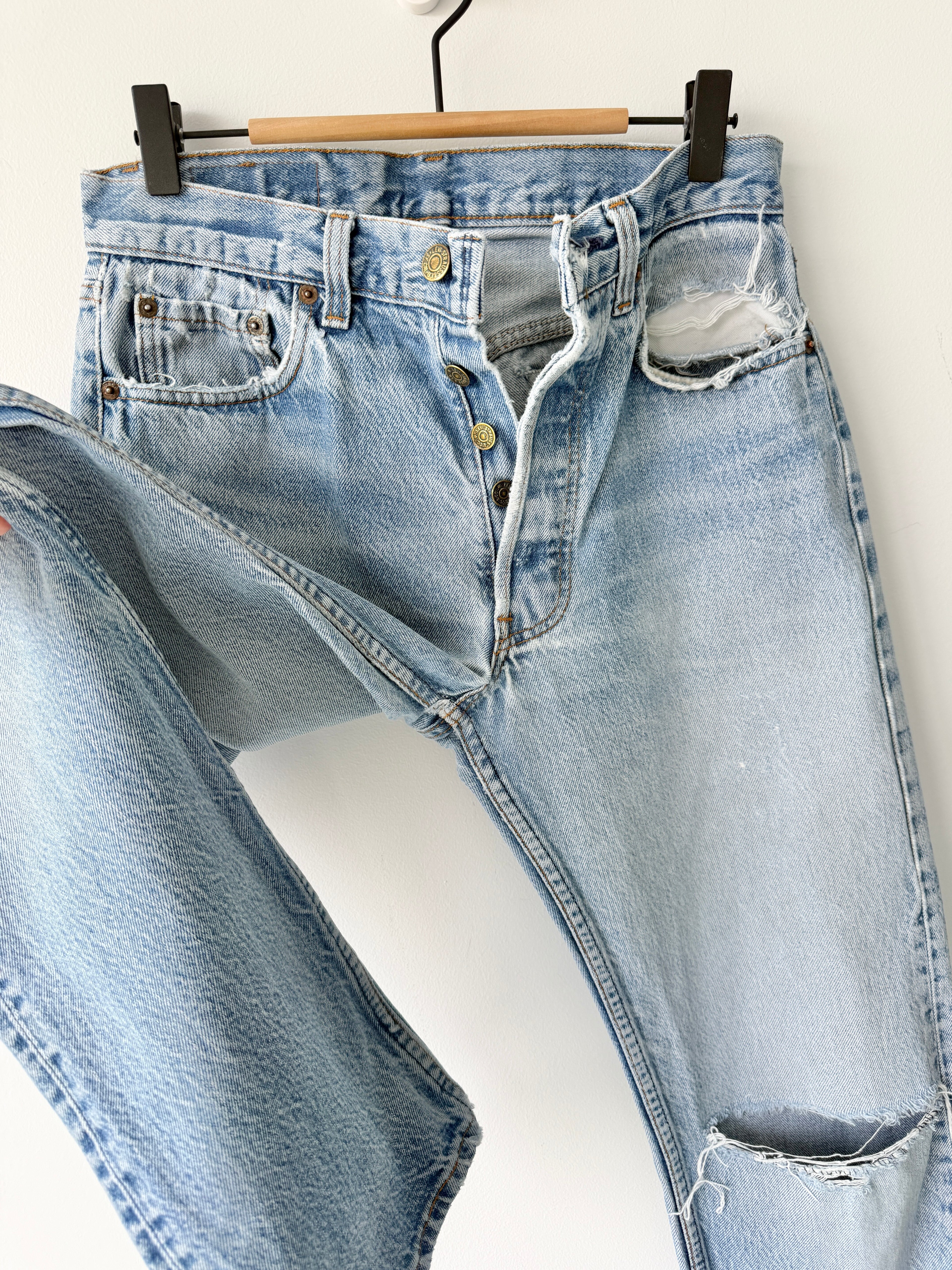 W28 L32 vintage Levis 501 27/28” measured medium light blue faded 80s USA Levi’s 501s golden buttons