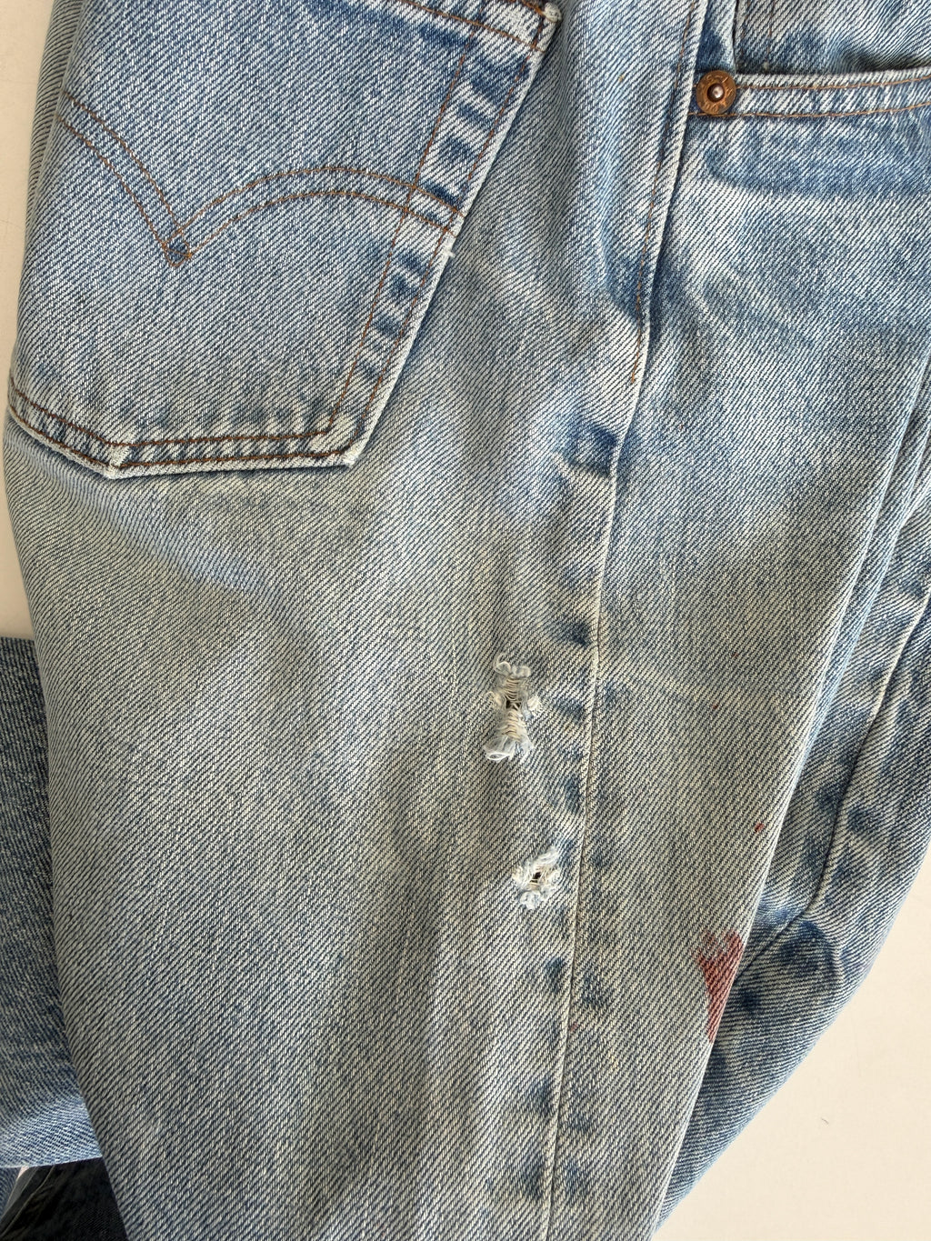 Selvedge W27 L30 vintage Levis 501 26-27”measured medium blue 80s USA 501 selvedge distressed & paint 501s