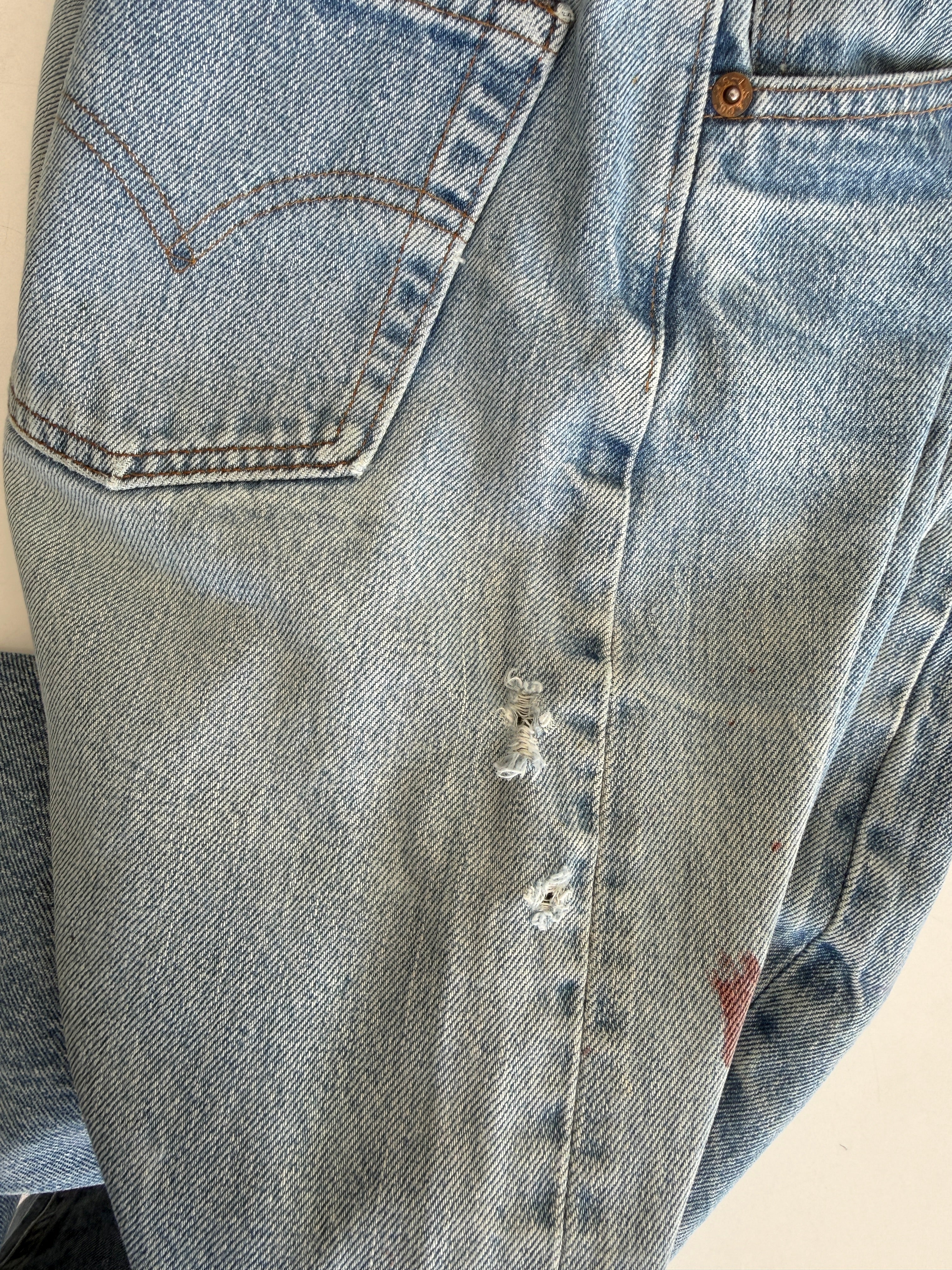 Selvedge W27 L30 vintage Levis 501 26-27”measured medium blue 80s USA 501 selvedge distressed & paint 501s