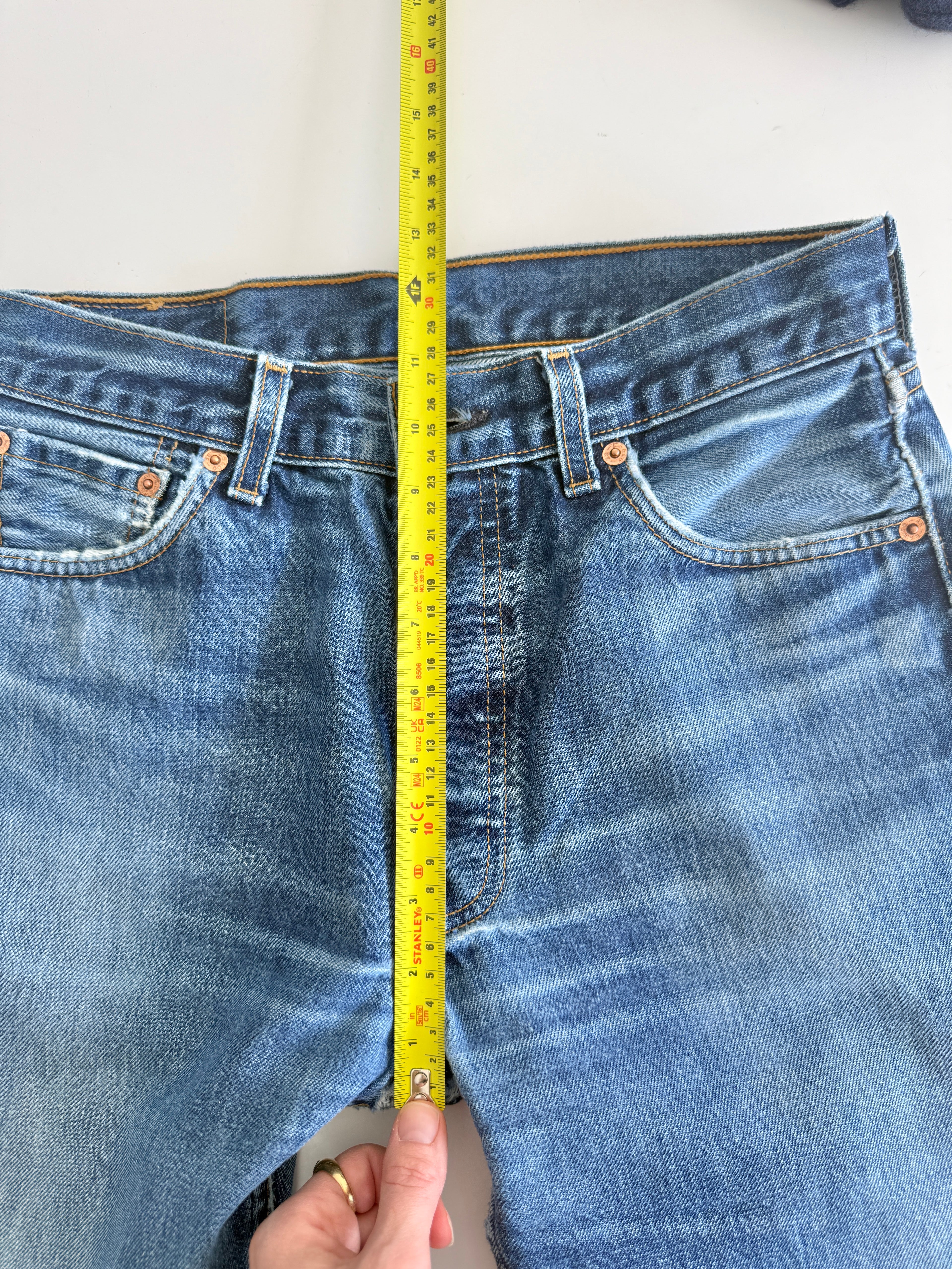 W28 L28 vintage Levis 501 27-28” measured dark blue faded denim Y2K 501s wallet mark