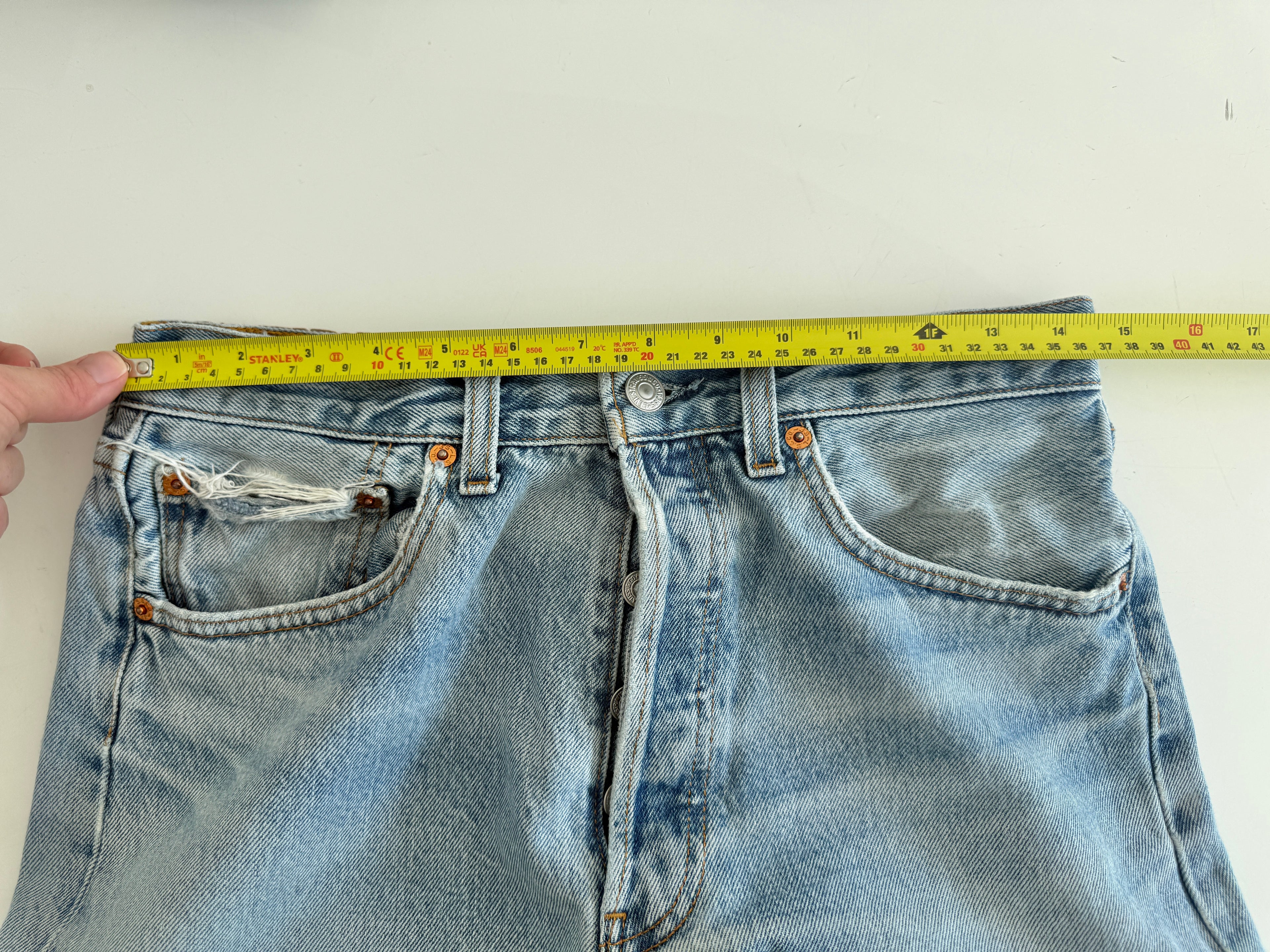 W28 L33 vintage Levis 501 28” measured waist light blue 90s 501s