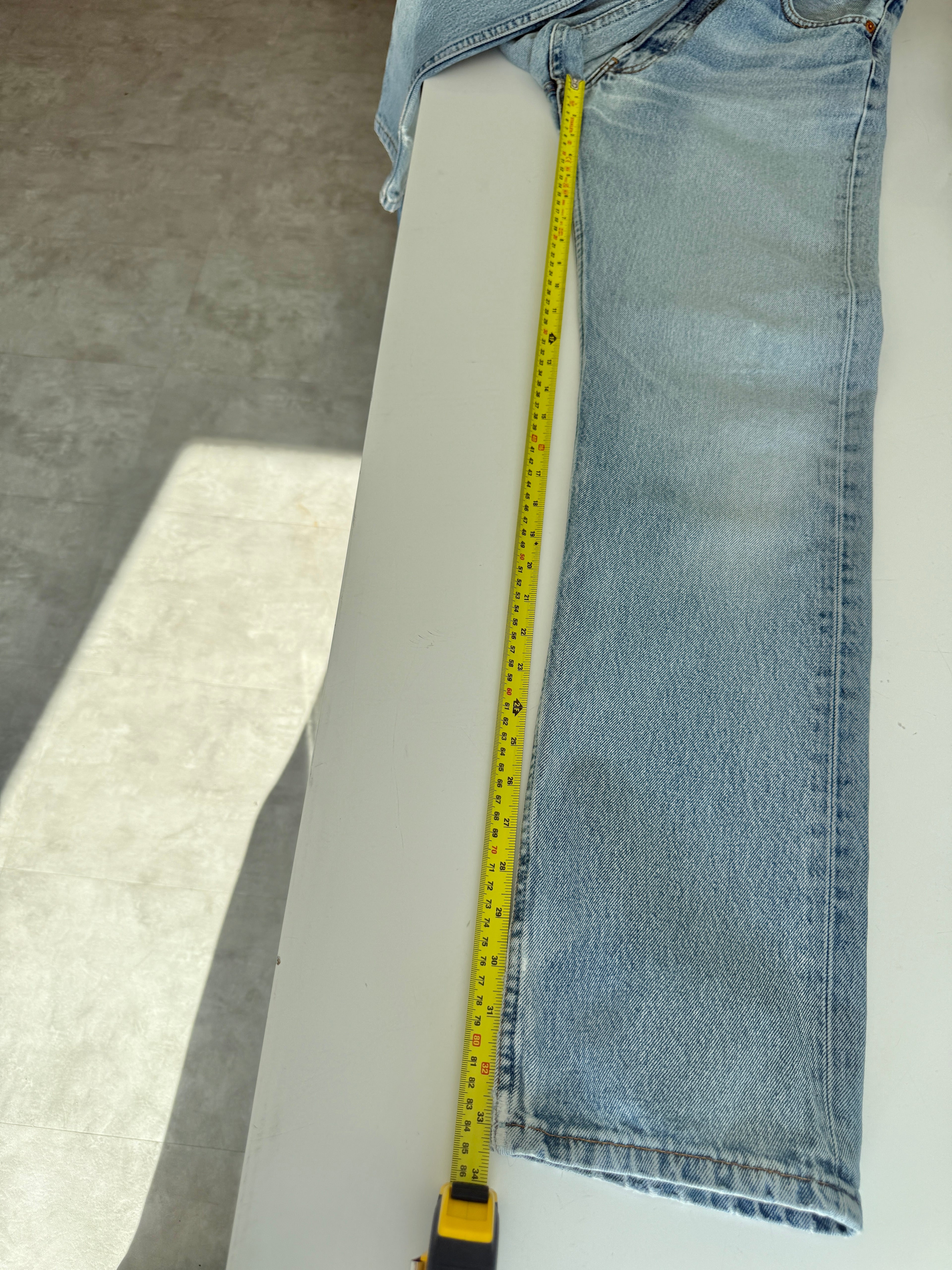 W28 L33 vintage Levis 501 28” measured waist light blue 90s 501s