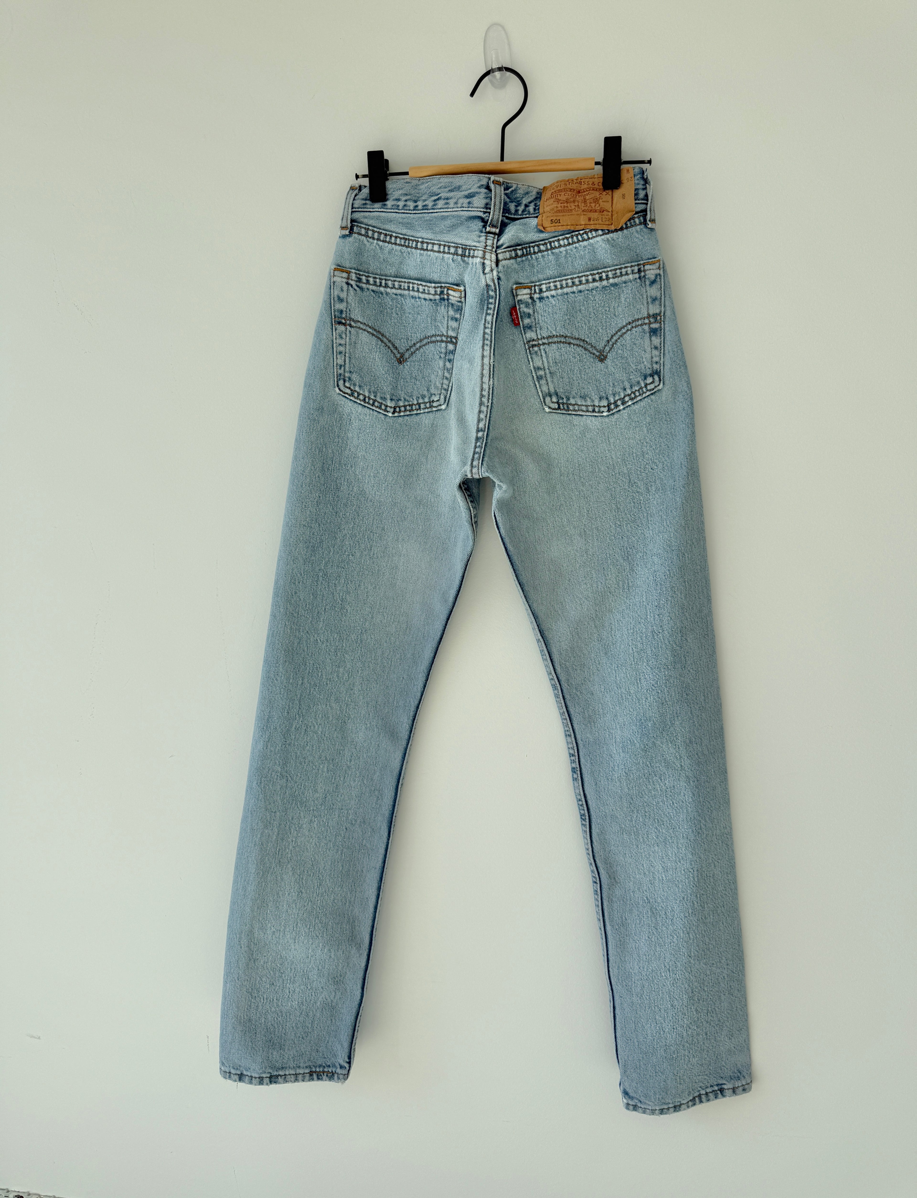 W25 L31 vintage Levis 501 24/25” measured waist light blue 90s 501s