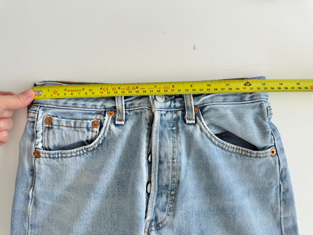 Soft W25 L31 vintage Levis 501 25” measured waist light blue 501s made in 90s