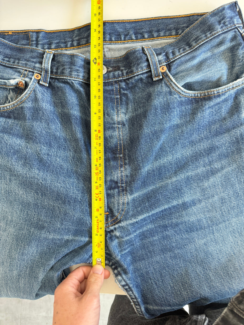 W33 L33 vintage Levis 501 dark blue 33” measured waist Y2K levis 501s