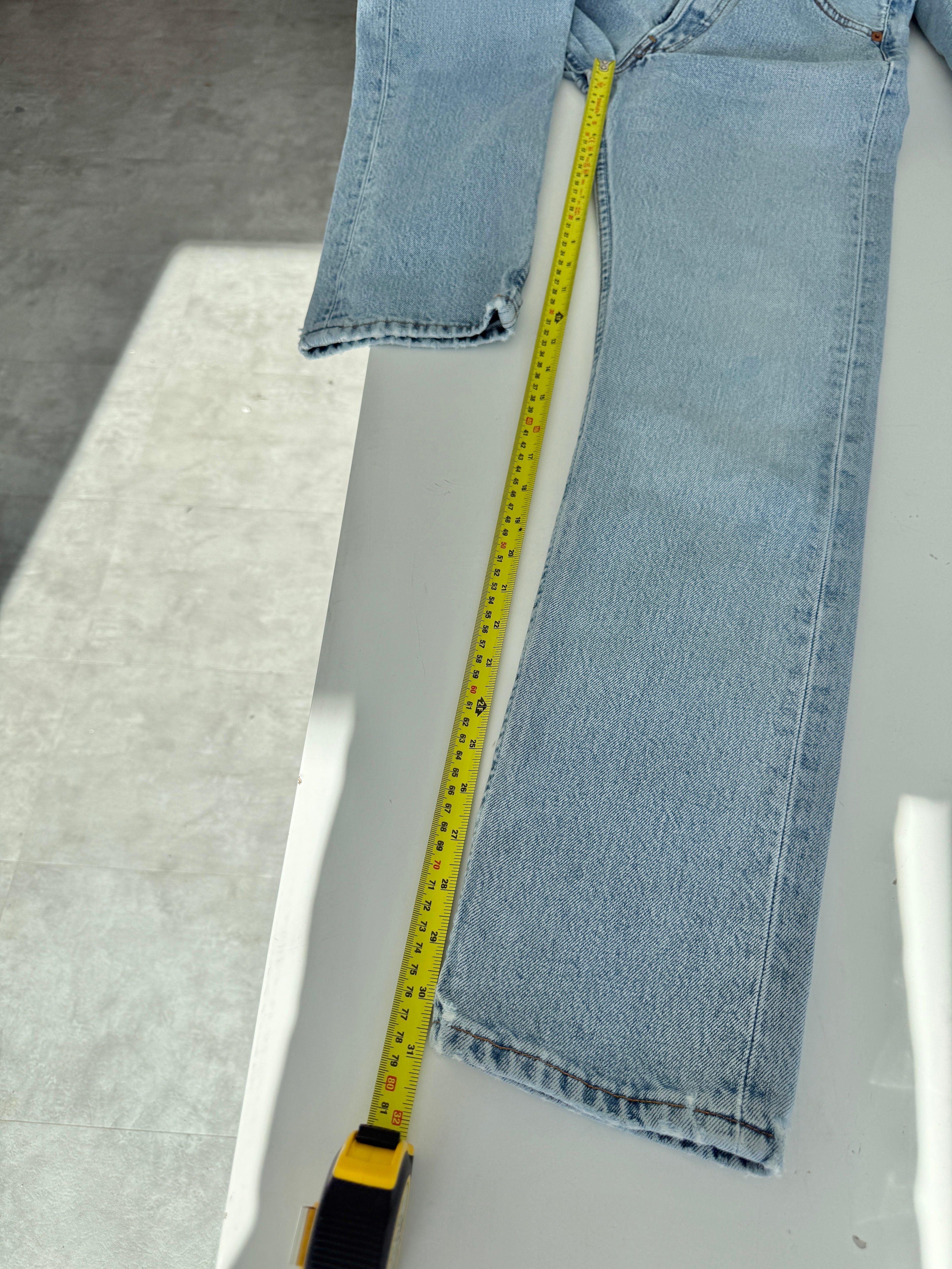 W25 L31 vintage Levis 501 24/25” measured waist light blue 90s 501s
