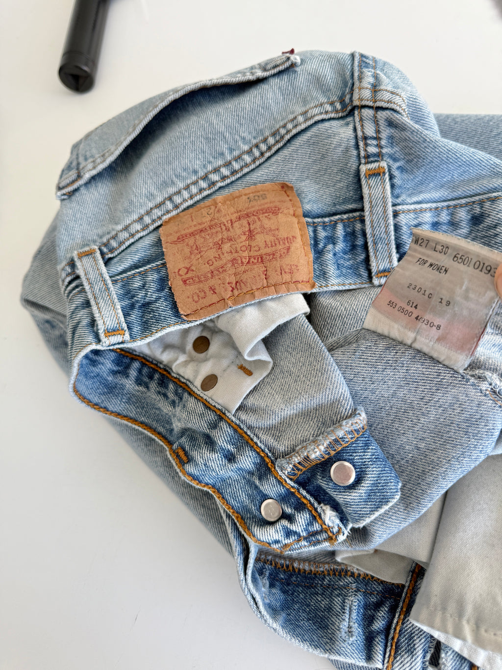 W25 L29 vintage Levis 501 24-25” measured “for women” light blue denim USA y2k