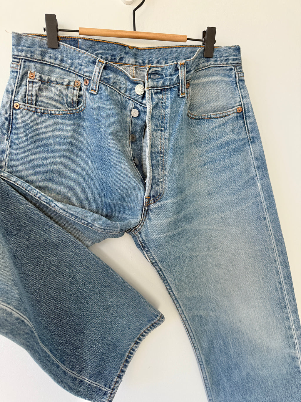 W32 L29 vintage Levis 501 31-32” measured medium faded blue 90s Levi’s 501s
