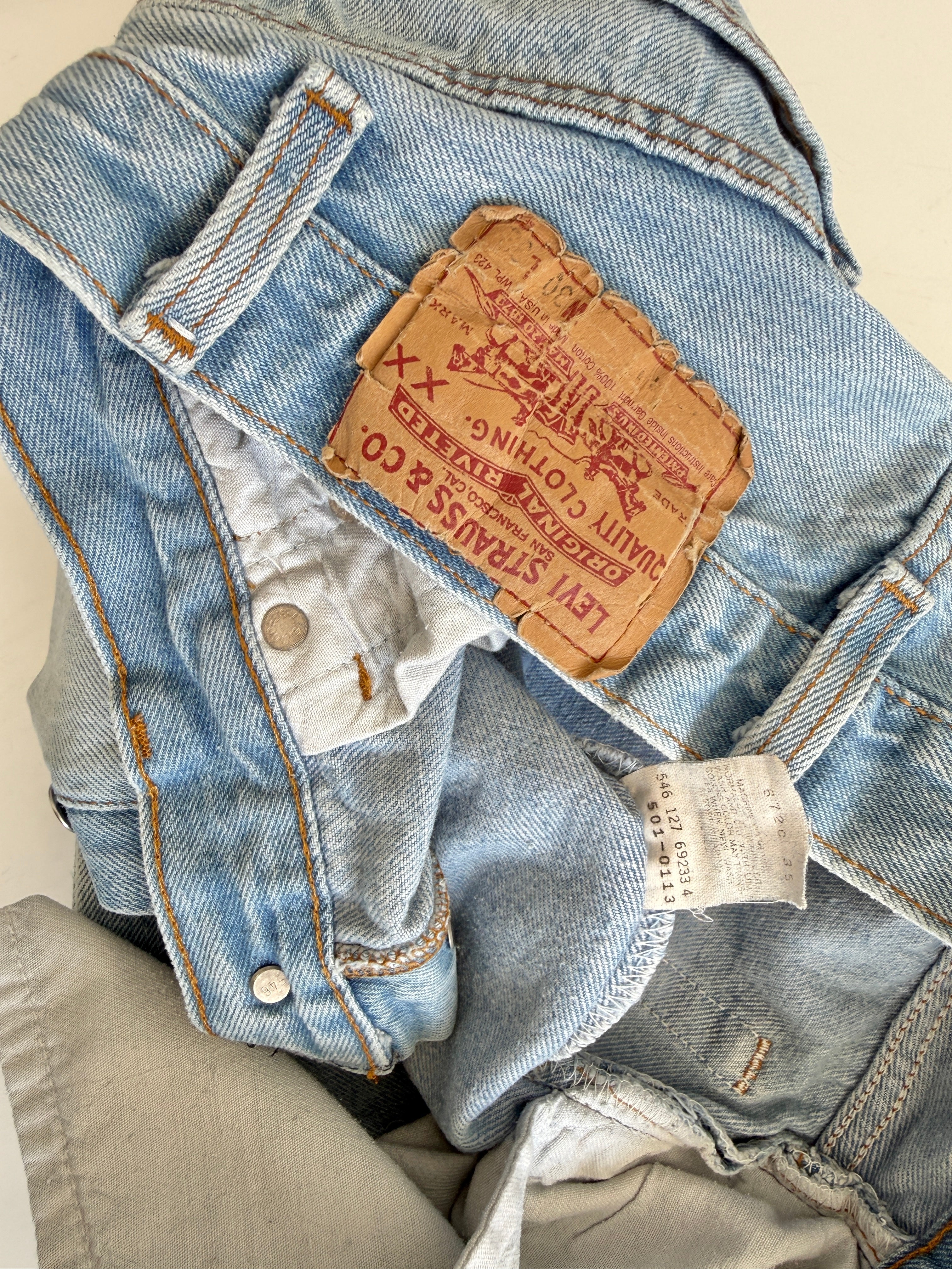 W27 L31 vintage Levis 501 26/27” measured waist light blue faded  90s USA 501s