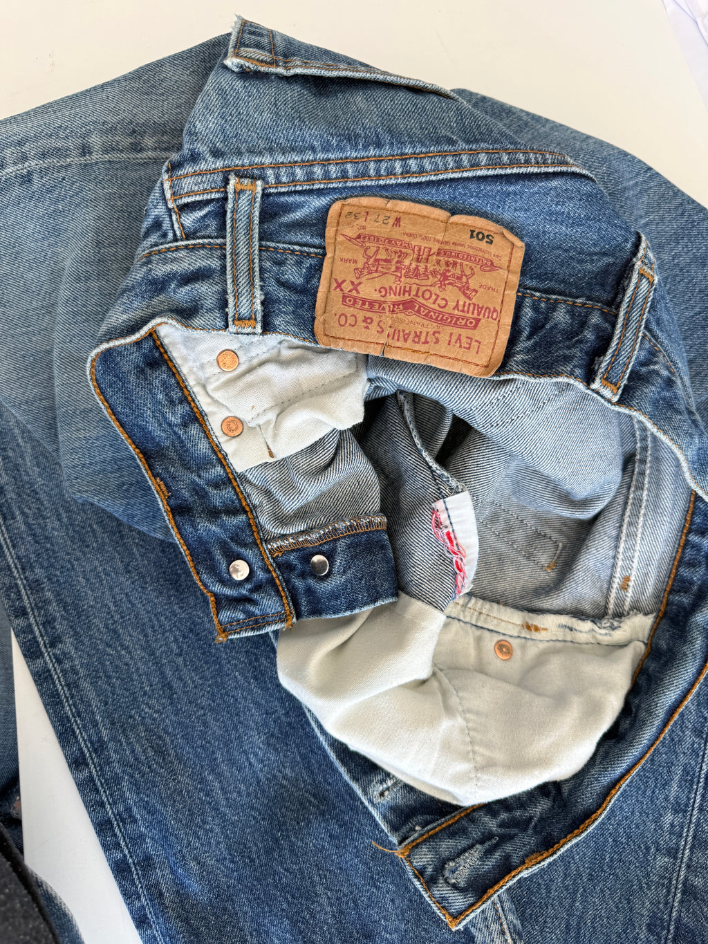 W25 L29 vintage Levis 501s 24/25” measured dark fade blue 501s
