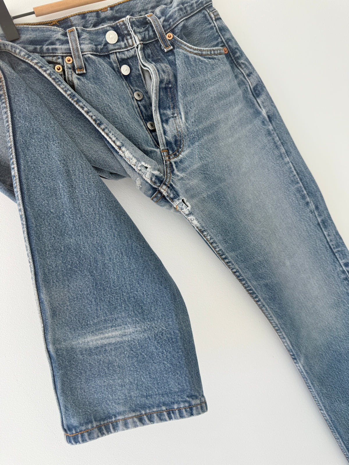 W26 L31 vintage Levis 501s 25/26” measured medium dark fade blue distressed 501s Y2K
