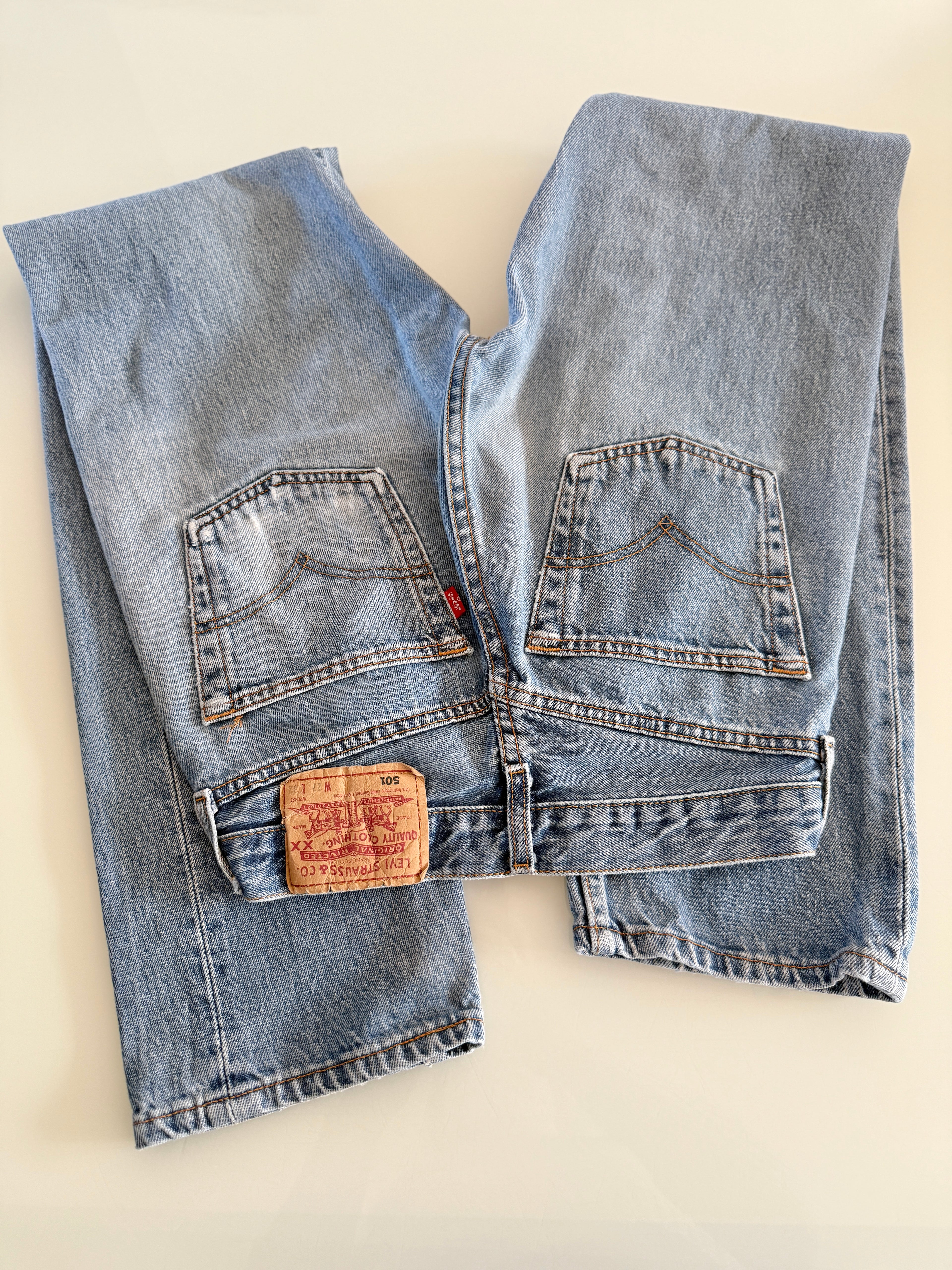 W25 L30 vintage Levis 501 24-25” medium blue 90s Levi’s 501s