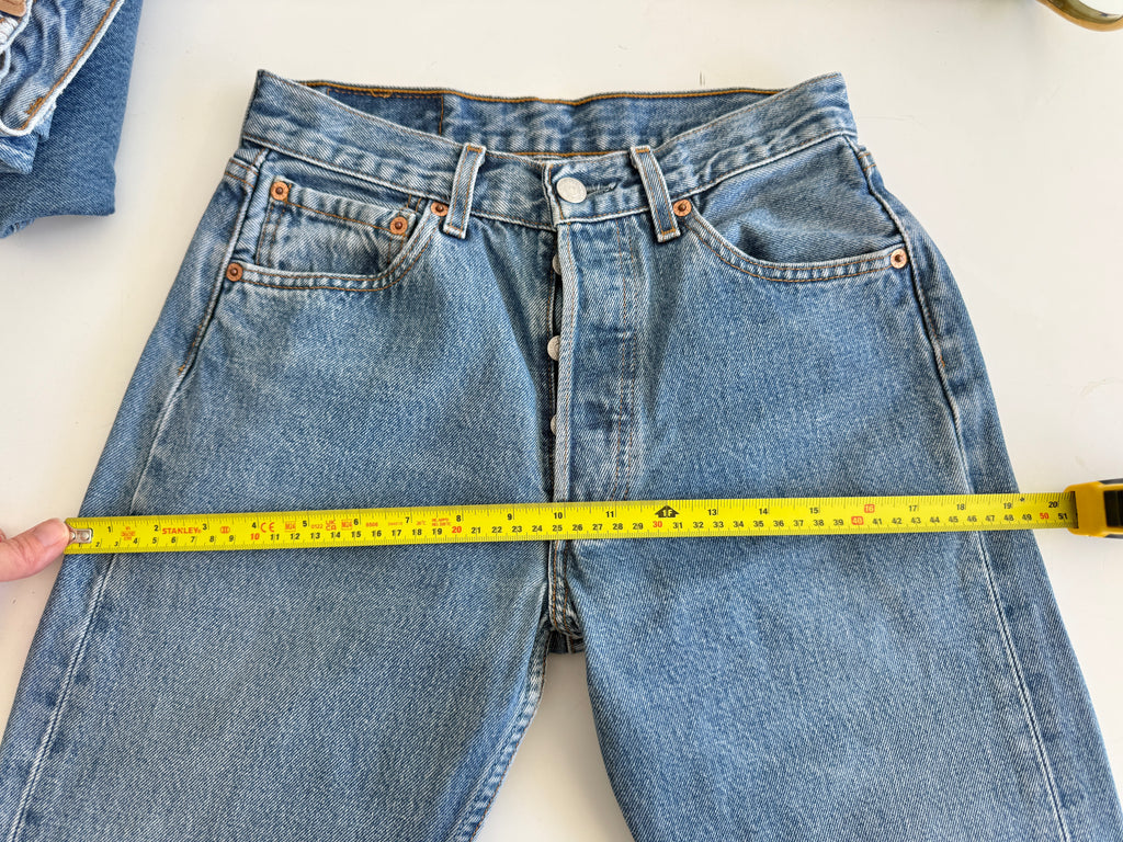 W25 L29 vintage Levis 501s 25” measured medium blue fade 501s 90s