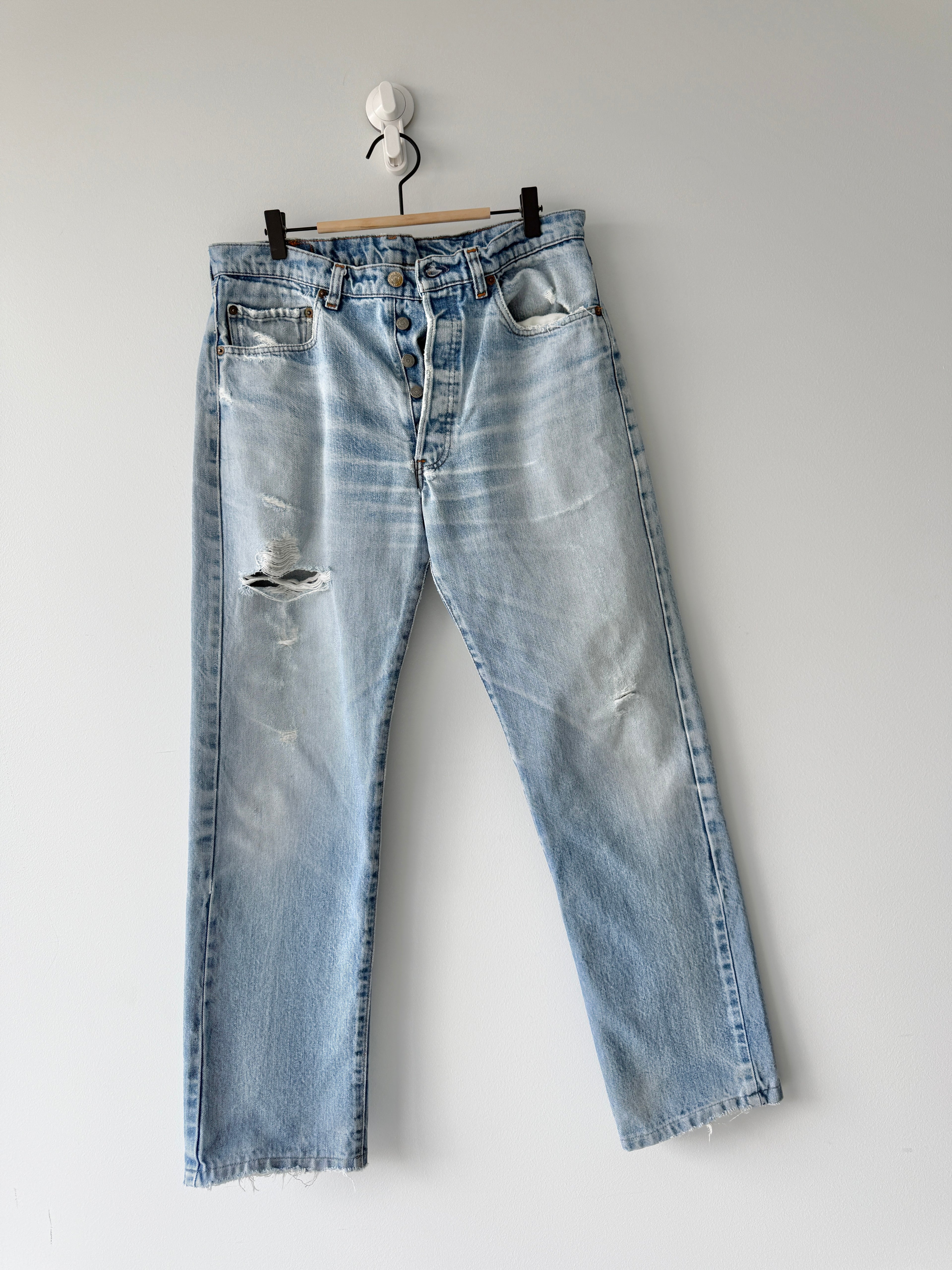 W32 L30 vintage Levis 501 31-32” measured distressed light blue denim 80s 501s
