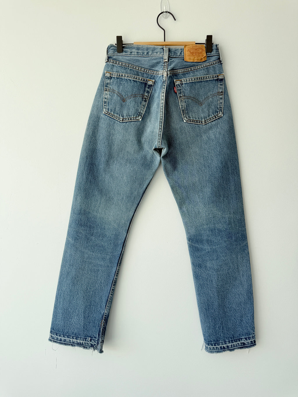 W26 L29 vintage Levis 501s 25/26” medium blue denim Levi’s 501s student fit 90s USA