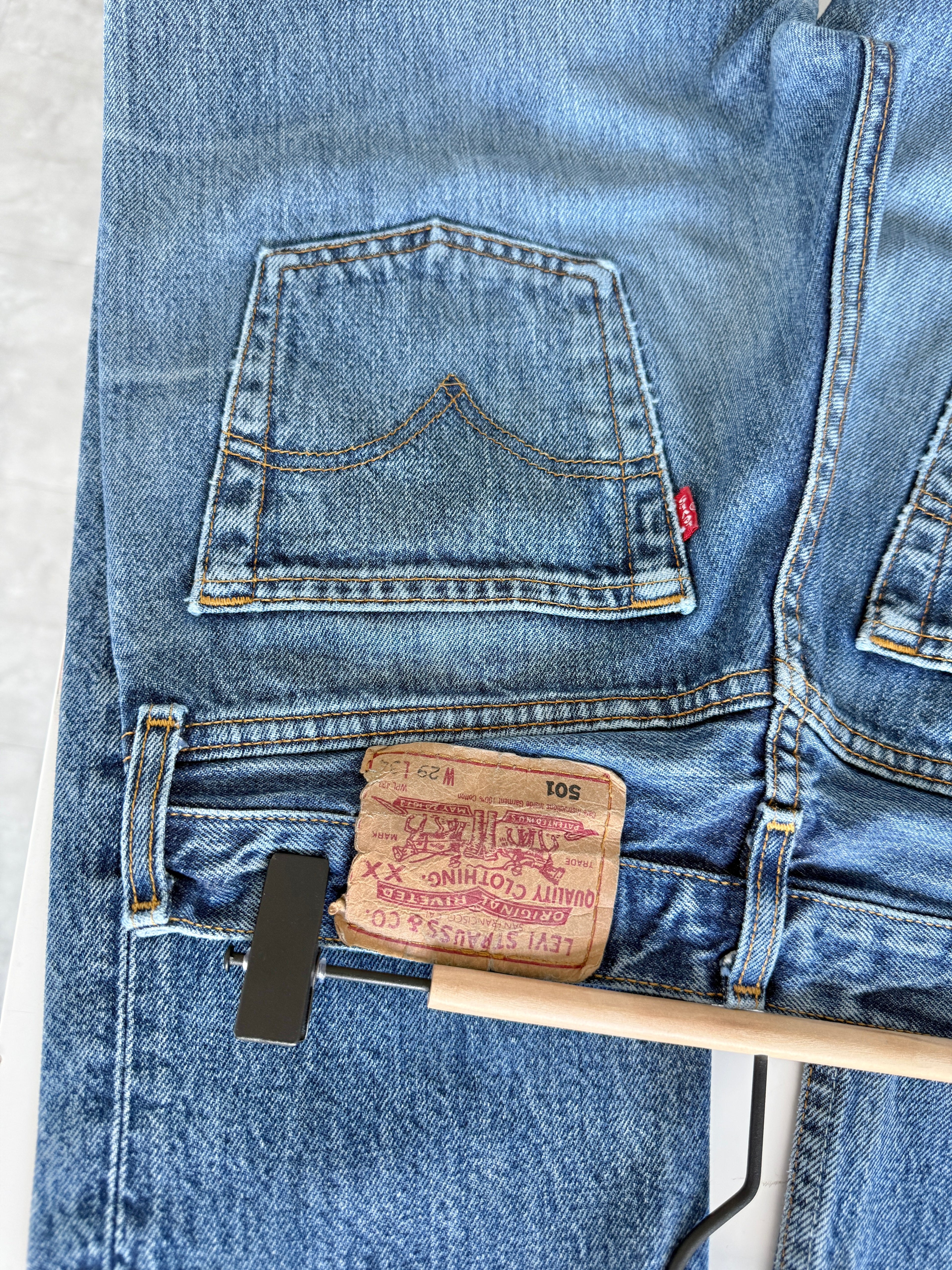 W27 L33 vintage Levis 501 27” measured medium blue denim 90s 501s