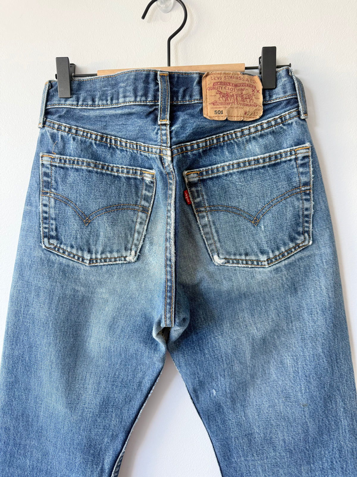 W26 L30 vintage Levis 501 dark blue 25/26” measured waist Y2K levis 501s