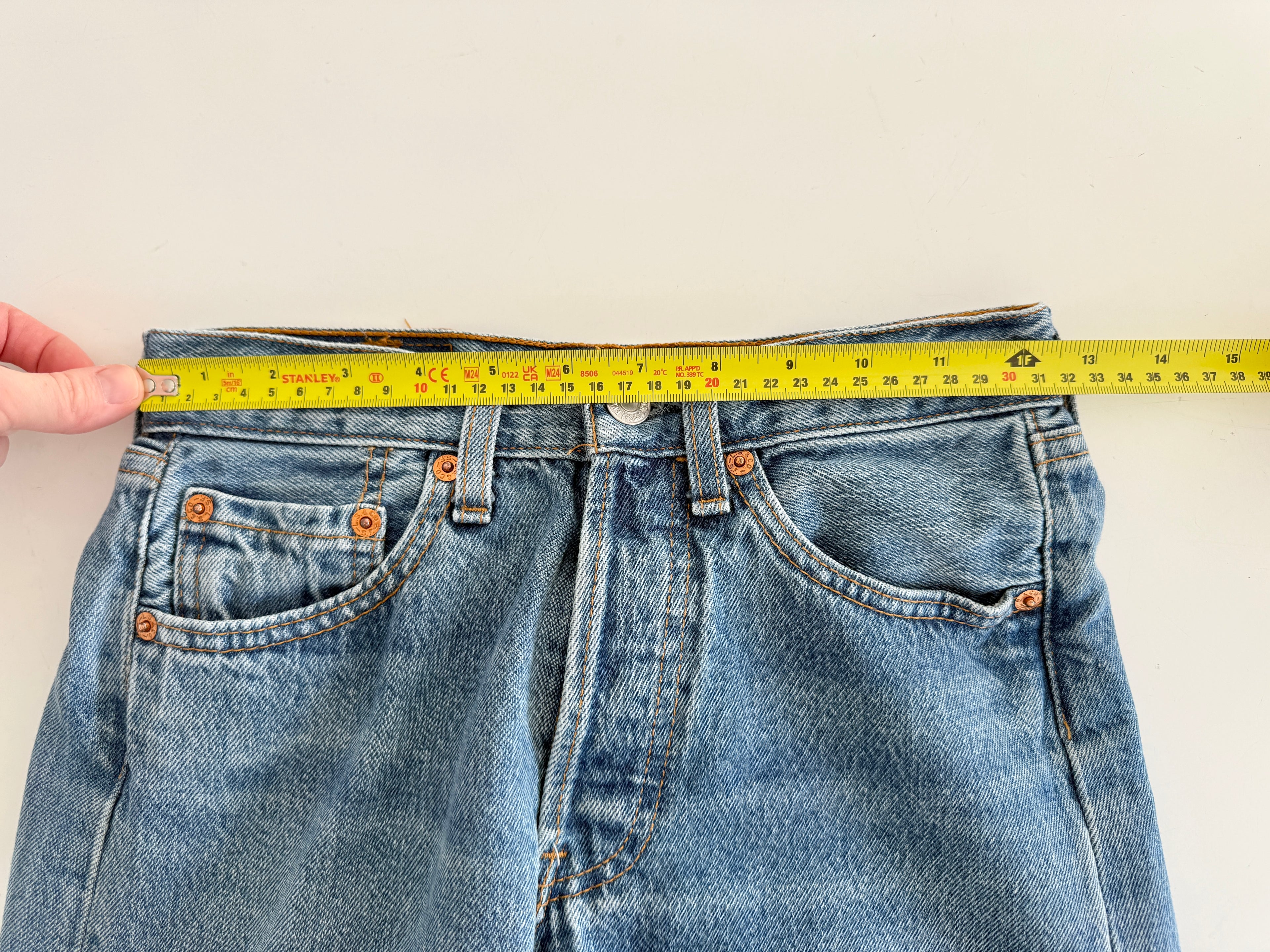 W24 L30 vintage Levis 501 23-24” medium blue 90s Levi’s 501s